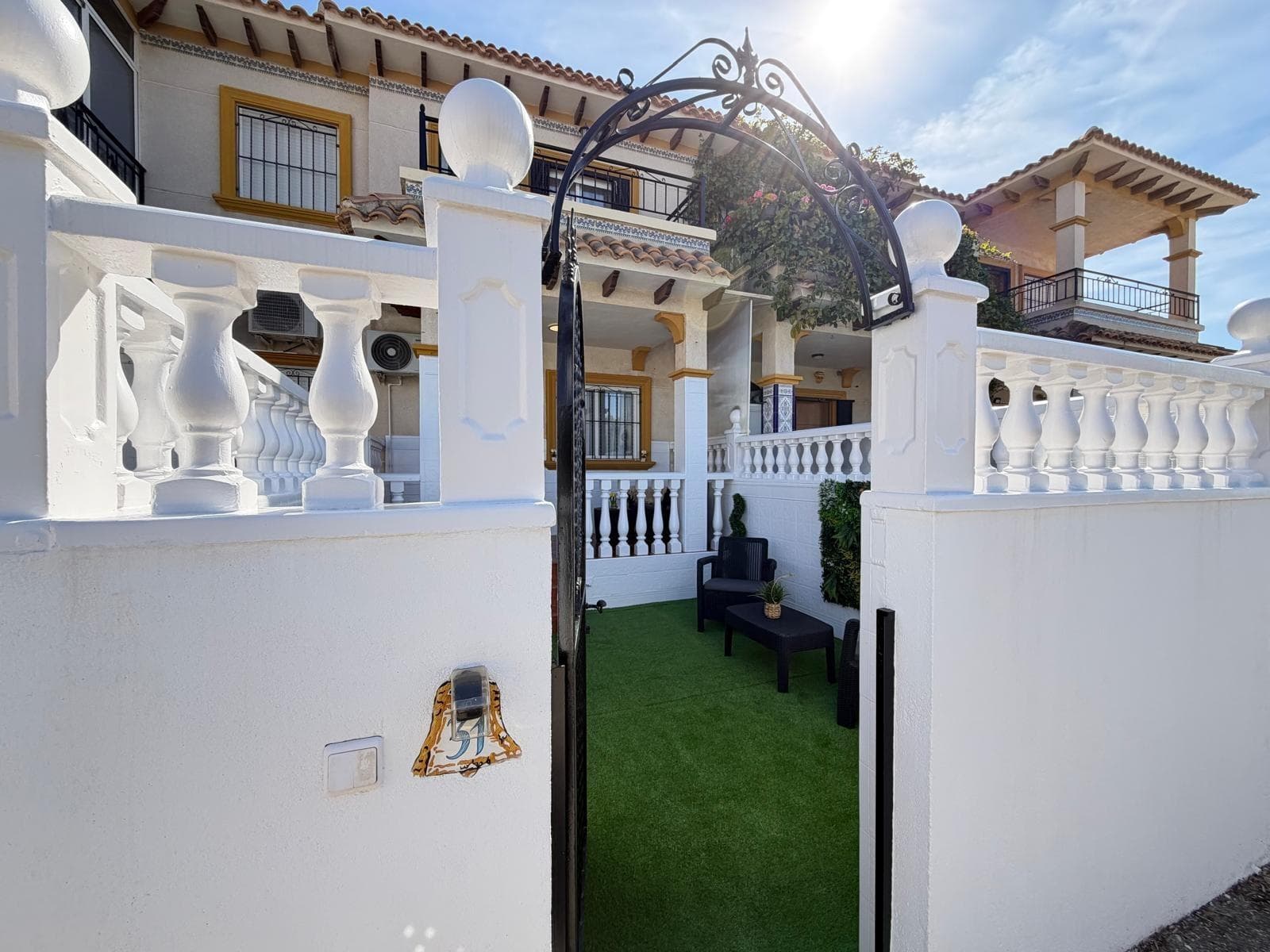 A cozy townhouse for sale in the heart of Punta Prima, Torrevieja, one of the most sought-after areas with the best atmosphere in the city, with all services just a few steps away. 🏡 Main features: * Total area: 75 m² * Usable area: 65 m² * Distribution: 3 bedrooms and 2 bathrooms * Plot: 25 m² * Terrace: 5 m² * Solarium: 5 m² * Year of construction: 2000 * Distance to the beach: 700 meters The property has a comfortable and functional layout, ideal for both living and enjoying vacations. 🌿 Spaces and comfort: * Private plot of 25 m², perfect for a relaxation or barbecue area * Terrace and solarium to enjoy the Mediterranean sun ❄️ Equipment: * Air conditioning (cooling / heating) 🛋 Sold fully equipped: Sold furnished and equipped with appliances, as shown in the photographs. 🏢 Residential: * Community pool * Community parking available 📍 Location: The center of Punta Prima offers: * bars, restaurants, and cafes * supermarkets and shops * all necessary services * one of the best areas to live or invest An excellent opportunity both as a permanent residence and for rental investment.