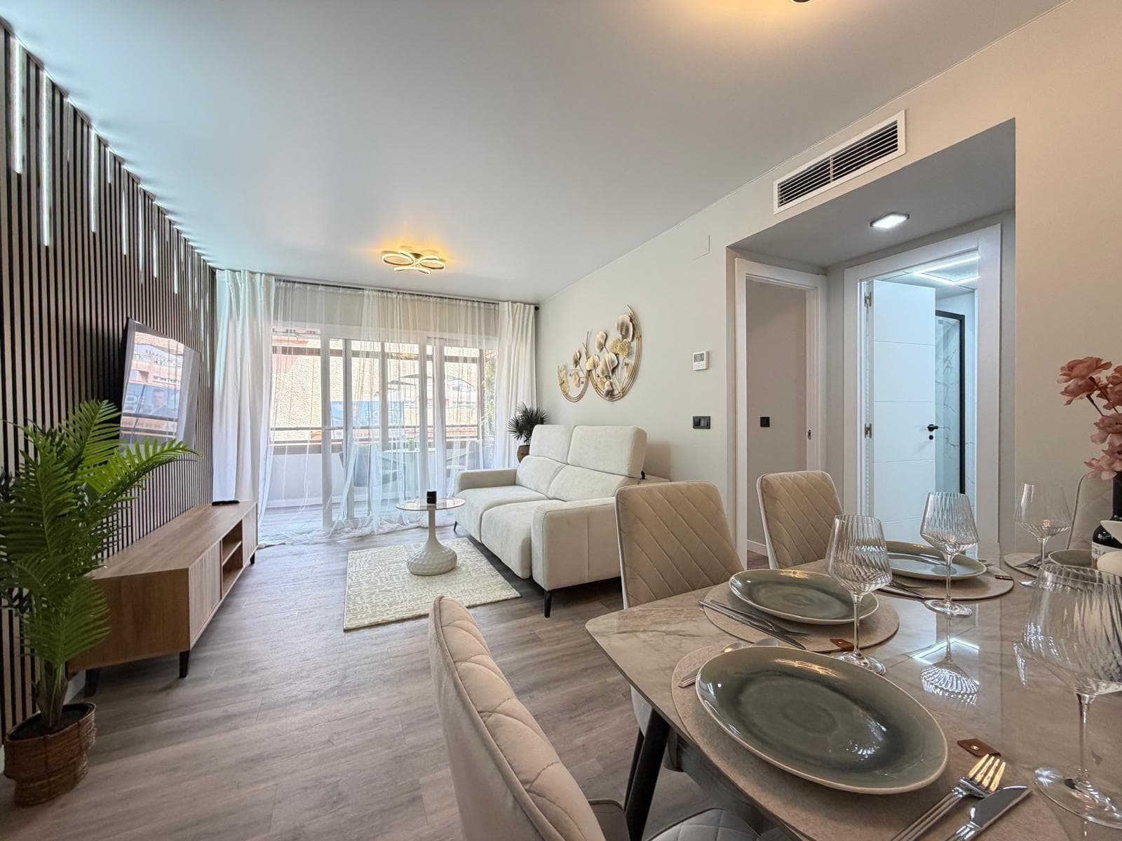 Completely renovated apartments for sale in Torrevieja, located in one of the most practical and sought-after areas — next to the bus station. An excellent combination of central location and proximity to the sea — just 400 meters from the beach. 🏡 Main features: * Total area: 69 m² * Usable area: 52 m² * Distribution: 2 bedrooms and 1 bathroom * Distance to the beach: 400 meters The property has been completely refurbished and is ready to move in. ✨ Condition and equipment: * Comprehensive renovation * Completely renovated plumbing and electrical installations * New floors * Tensioned ceilings * Centralized air conditioning (cooling / heating) 🌇 Terrace and views: * Spacious terrace * Views of the bus station 📍 Location: Unbeatable location with all services: * bus station * large Mercadona supermarket * schools and nurseries * pharmacies, shops, and restaurants * all within a few steps 💼 Investment opportunity: Ideal for: * rental (high demand due to location) * permanent residence