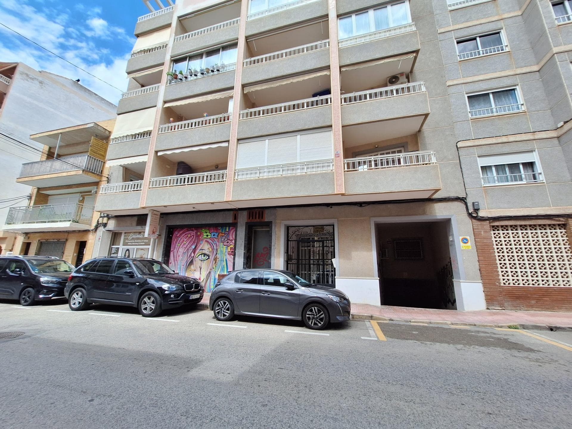 Discover this attractive apartment located in the iconic area of Playa de los Locos, Torrevieja. With a built area of 77 m² and facing east, this property offers brightness throughout the day thanks to its exterior design. The property features two spacious double bedrooms that provide a comfortable space to relax and enjoy the coastal atmosphere. Its location is unbeatable; just 150 meters from the sea, ideal for those looking to live close to the beach or invest in a vacation home. The apartment is in its original condition, which gives you the perfect opportunity to customize it according to your preferences and personal style. It also has a terrace where you can relax while enjoying the Mediterranean climate. In its surroundings, you will find all the necessary amenities: nearby public transport via buses, as well as shopping centers, schools, and even hospitals within easy walking access. This is undoubtedly an excellent option whether you are looking for your new permanent home or wish to make a strategic real estate investment.