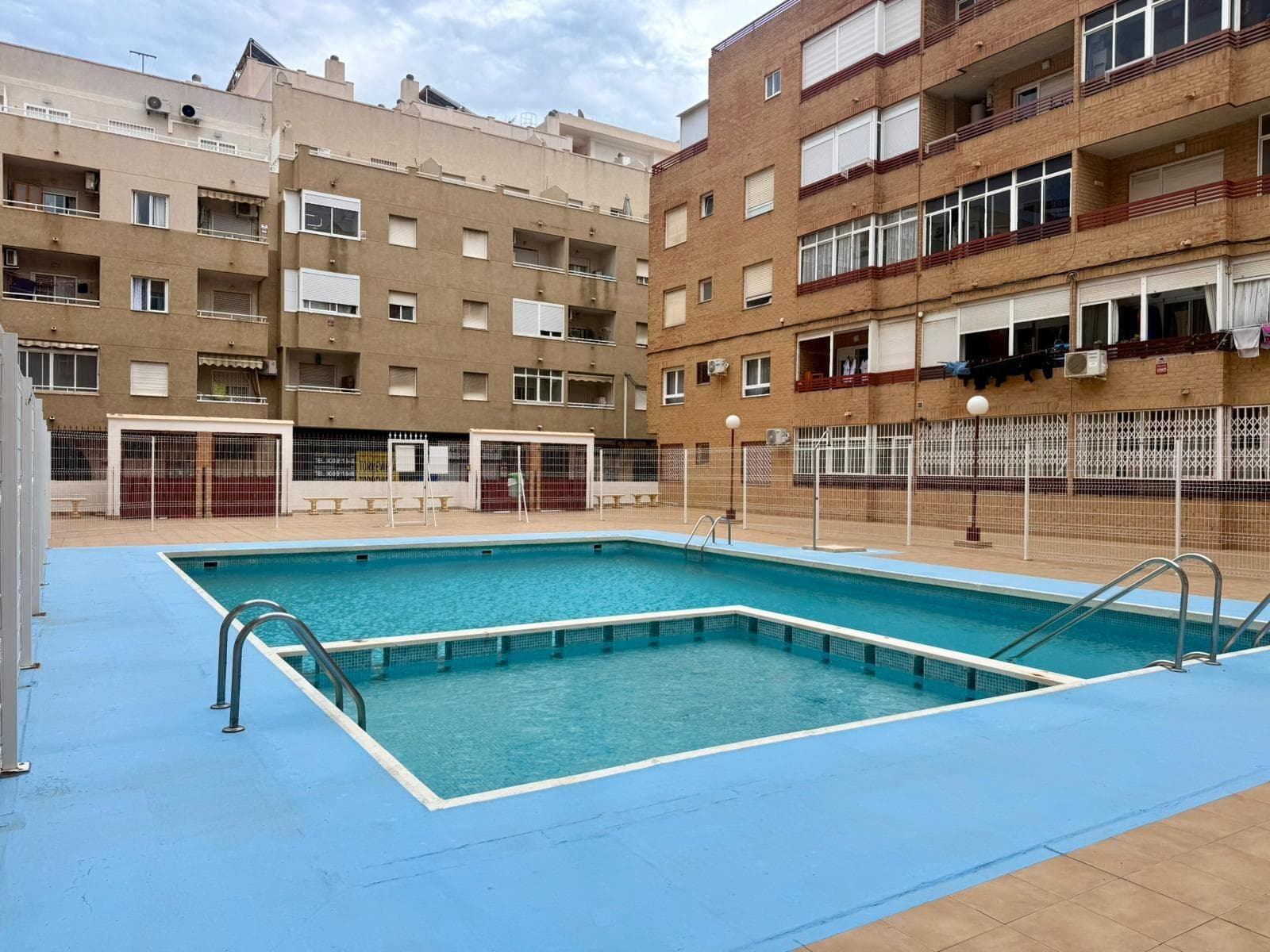 Spacious and cozy apartment for sale in the center of Torrevieja, located in a very convenient area, close to supermarkets, restaurants, cafes, public transport, and all the necessary services for daily life. The property has 59 m² of surface area and consists of 1 bedroom and 1 bathroom, offering a functional and comfortable space for both year-round living and enjoying holidays by the sea. The apartment is only 1 km from the beach and features a community pool, perfect for relaxing and enjoying the Mediterranean climate for much of the year. Thanks to its excellent location in the city center, everything is within reach without the need to use a car. Moreover, it is an excellent opportunity for investment, vacation rental, or primary residence on the Costa Blanca.