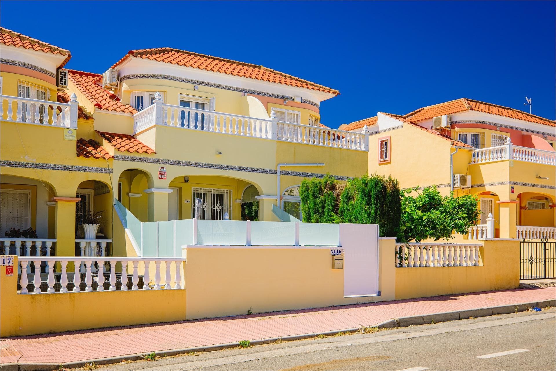 A fully renovated townhouse for sale in the area of Las Filipinas, Orihuela Costa, a sought-after and convenient location with all nearby services. A bright and modern home with panoramic sea views, spacious terraces, and an ideal layout for both living and investment. 🏡 Main features: * Total area: 84 m² * Usable area: 73 m² * Layout: 3 bedrooms and 2 bathrooms * Plot: 20 m² * Year of construction: 2003 * Distance to the beach: 5 km 🌅 Terraces and views: The property has two spacious terraces located on both sides of the house: * 15 m² terrace * 20 m² terrace with stunning panoramic sea views Perfect spaces to enjoy the Mediterranean climate, create a chill-out area, or enjoy outdoor meals. ✨ Condition and equipment: * Comprehensive renovation completed * Home ready to move in * Comfortable and bright layout 🏊‍♂️ Residential: * Community pool 📍 Location: The area of Las Filipinas (Orihuela Costa) is highly sought after due to its excellent location: * supermarkets and shopping centers * schools and nurseries * pharmacies, bars, and restaurants * all services just a few minutes away 💼 Investment opportunity: Ideal: * for year-round living * as a second residence * for vacation or long-term rental thanks to its location and sea views.