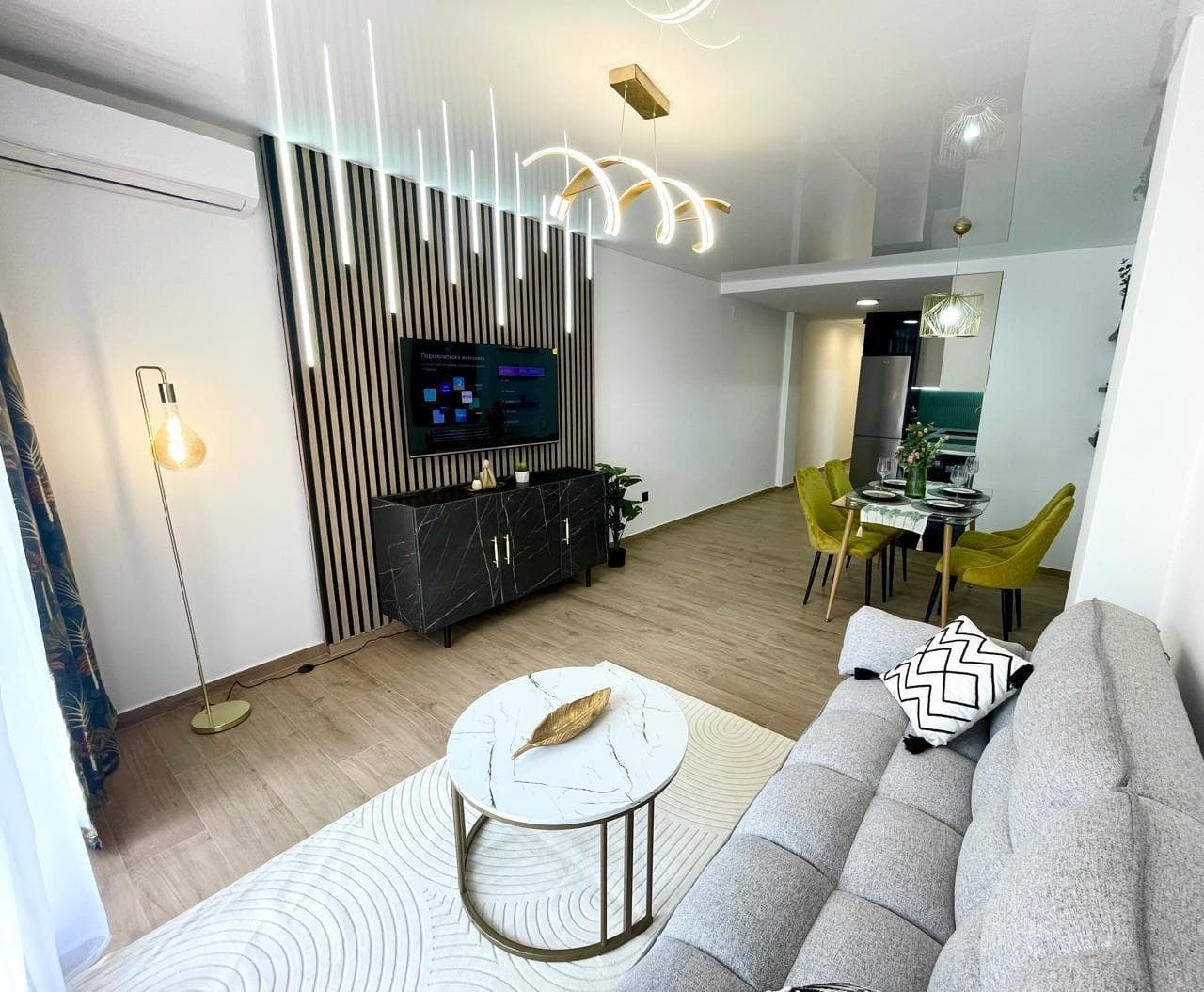 Discover this magnificent apartment located in the charming city of Torrevieja, in the desired area of Acequion. This property has been completely renovated and offers a contemporary environment that combines style and functionality. With a built area of 66 m², it features a cozy double bedroom ideal for resting after enjoying the Mediterranean sun. Additionally, it has a well-equipped full bathroom. The property is located just 150 meters from the beautiful coastline, allowing you to easily access the nearest beaches and fully enjoy the coastal surroundings. The location is perfect for those seeking tranquility without straying too far from essential services such as supermarkets, restaurants, and public transport. This renovated space not only stands out for its modernized design but also for its natural brightness thanks to its large windows that offer pleasant views over the neighborhood. With an attractive price of €154,000, this property represents an excellent opportunity both as a primary residence or a vacation investment in one of the most sought-after areas on the Costa Blanca.