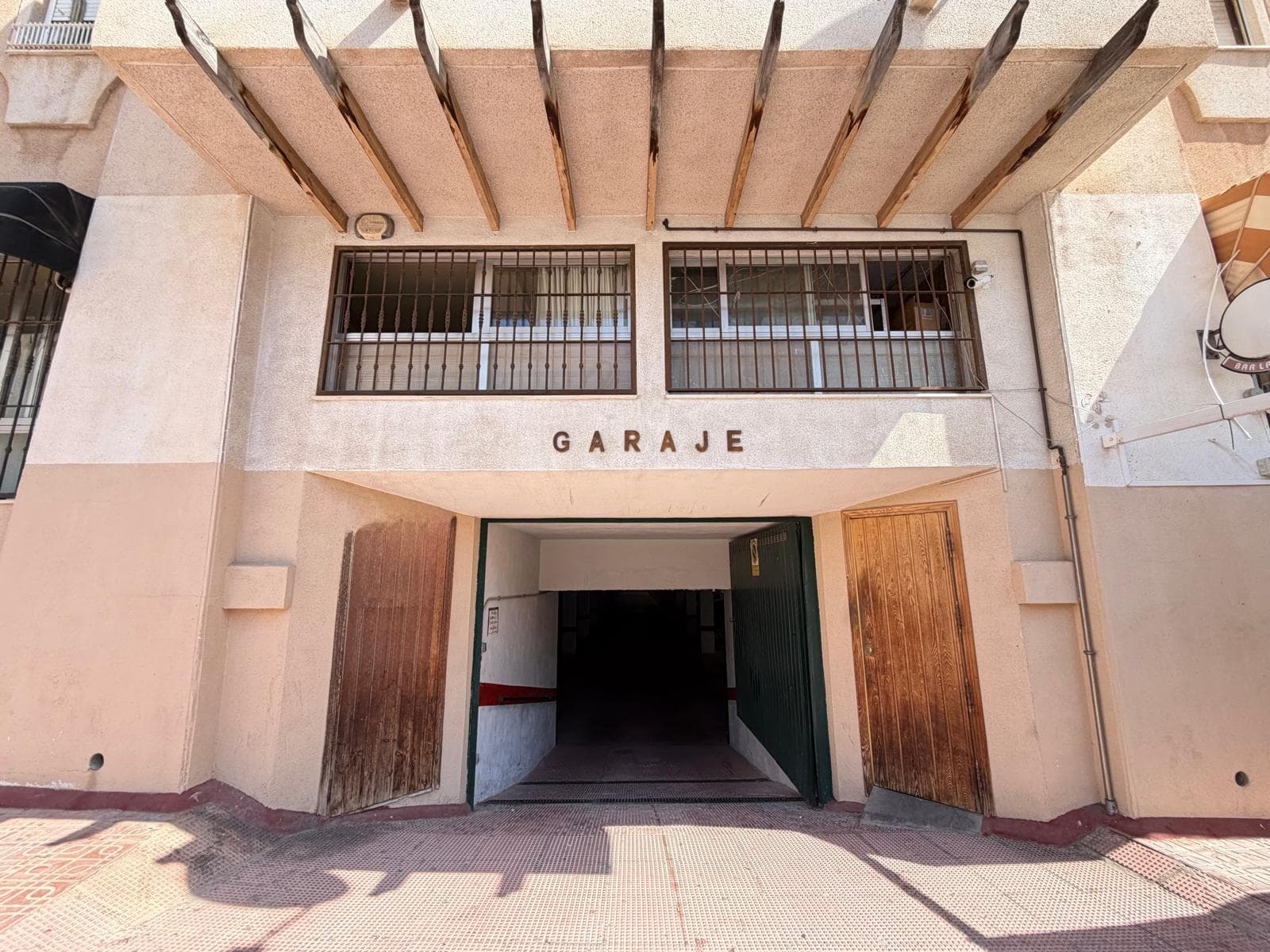 Excellent investment opportunity in a very good location in Torrevieja — commercial spaces with great development potential and high profitability. Ideal for both own business and investment project. 🏢 Main features: * Total area: 2800 m² * Usable area: 2200 m² * Distance to the beach: 600 meters 🚗 Includes: ✔️ 60 parking spaces already built ✔️ 3 storage rooms ✔️ 2 offices 💼 Great investment potential: One of the biggest advantages of the property is the possibility of significantly increasing profitability. The investor can build additional storage rooms next to the parking spaces, increasing the value and demand of the project, as spaces with storage are highly sought after in Torrevieja. 📍 Location: Located in an excellent area of Torrevieja, surrounded by all necessary infrastructure: * schools and nurseries * pharmacies * shopping centers * supermarkets * residential areas with high population density 🌊 Just 600 meters from the beach, which further increases the property's appeal. 💰 **An ideal opportunity for investors seeking profitability, growth, and an asset with great potential.