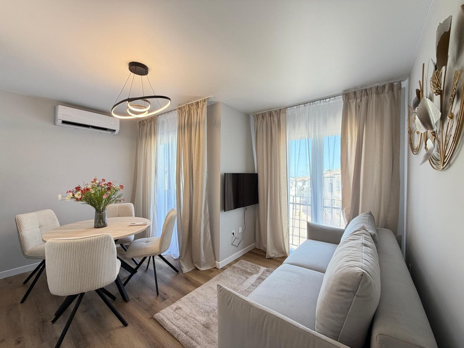 For sale: completely renovated apartment in the private residential Blue Lagoon, San Miguel de Salinas ☀️ Excellent opportunity to live, invest or enjoy vacations — fully renovated housing located in the well-known urbanization Blue Lagoon, next to the prestigious international school El Limonar. Located in a quiet and green area, with easy access to beaches, golf courses, and all services. 🏡 Main features: * Total area: 37 m² * Distribution: 1 bedroom and 1 bathroom * Floor: ground / first floor * Distance to the beach: 5 km ✨ Complete renovation: The property has been completely renovated: ✔️ Brand new electrical installation ✔️ Renewed plumbing ✔️ Tensioned ceilings ✔️ New flooring ✔️ Air conditioning cold / heat Ready to move in without the need for additional investment. 🏊‍♂️ Urbanization: The private residential Blue Lagoon has: ✔️ Community pool ✔️ Beautiful landscaped green areas ✔️ Parking within the complex (not assigned to the property, but with easy parking) 📍 Location: Excellent location near: * prestigious school El Limonar * supermarkets and shops * cafés and restaurants * golf courses * easy access to the coast 💼 Ideal for both year-round living and investment or rental.