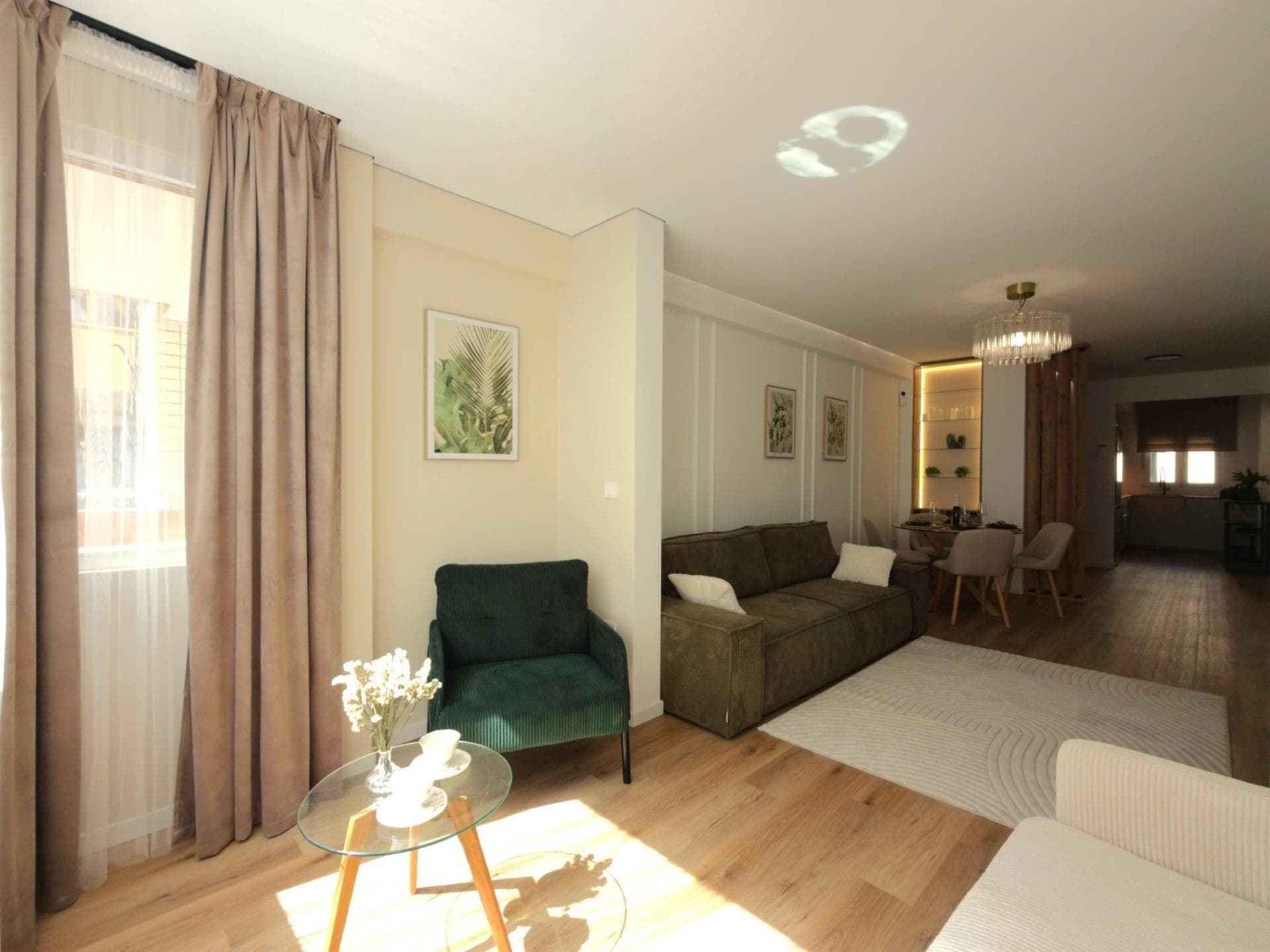 The 78 m² apartment includes 2 bedrooms, 2 bathrooms, a spacious living room with an open kitchen, and a terrace. The south orientation provides excellent natural light year-round. The apartment has been completely renovated with a full replacement of electrical and plumbing systems. Underfloor heating has been installed throughout the apartment, new energy-efficient windows, an inverter air conditioning unit, built-in LED lighting, and Electrolux appliances. The building is equipped with an elevator. An additional advantage is the small number of neighbors – there are only two apartments on each floor, ensuring more privacy and tranquility. Within walking distance are the beach, promenade, restaurants, supermarkets, and all necessary infrastructure. **Expenses:** * IBI: €200 per year * Community fees: €50 per month Great option for living by the sea, holidays, or investment with high rental potential.