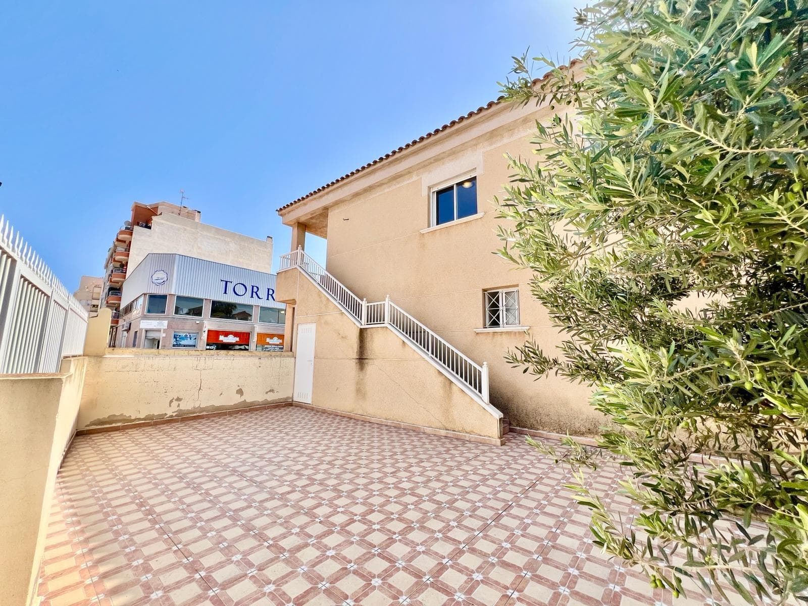 If you are looking for the perfect balance between comfort, natural light, and a strategic location, this upper floor bungalow is for you. Located in a high-demand area in the center of Torrevieja and only 1,000 meters from the sea, this fully exterior home stands out for its excellent south orientation, ensuring sun all year round. The property is in perfect condition, ready to move in immediately. The home features 56 m² of well-utilized space, distributed across two cozy double bedrooms and a full bathroom. Undoubtedly, the main attraction of this property is its spacious outdoor areas: a fantastic private garden of 50 m² with space for a vehicle, a spacious porch, a large gallery, and a spectacular private solarium of 20 m² with views, ideal for enjoying the Mediterranean climate with total privacy. Additionally, it includes a practical storage room. Located within a gated and secure urbanization, you will have access to a fantastic community pool surrounded by landscaped areas. All this with the convenience of living surrounded by all necessary services: buses, shopping centers, schools, hospitals, and children's areas just a step away. An unbeatable opportunity for both a permanent residence and a high-return investment. Come and visit it!