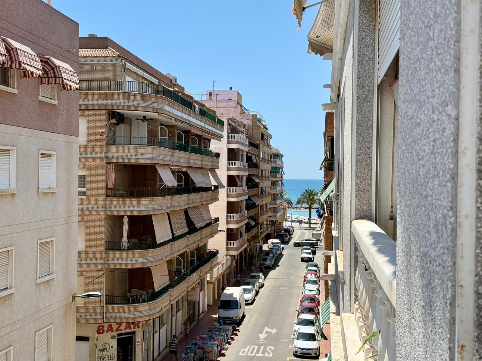 Exclusive apartment for sale, fully renovated, located just 150 meters from the sea, in a privileged location ideal for enjoying the Mediterranean lifestyle all year round. The property has 80 m² of surface area and features 2 bedrooms and 1 bathroom, offering spacious, bright, and carefully renovated spaces. One of its major attractions is its two terraces, perfect for outdoor breakfasts, relaxing, or enjoying the pleasant climate of the Costa Blanca. Additionally, the apartment offers side sea views, providing a unique atmosphere and a pleasant sense of spaciousness. Thanks to its excellent location, it is just a few steps from the beach, the promenade, restaurants, cafés, supermarkets, and all necessary services. A magnificent opportunity as a permanent residence, vacation home, or investment.