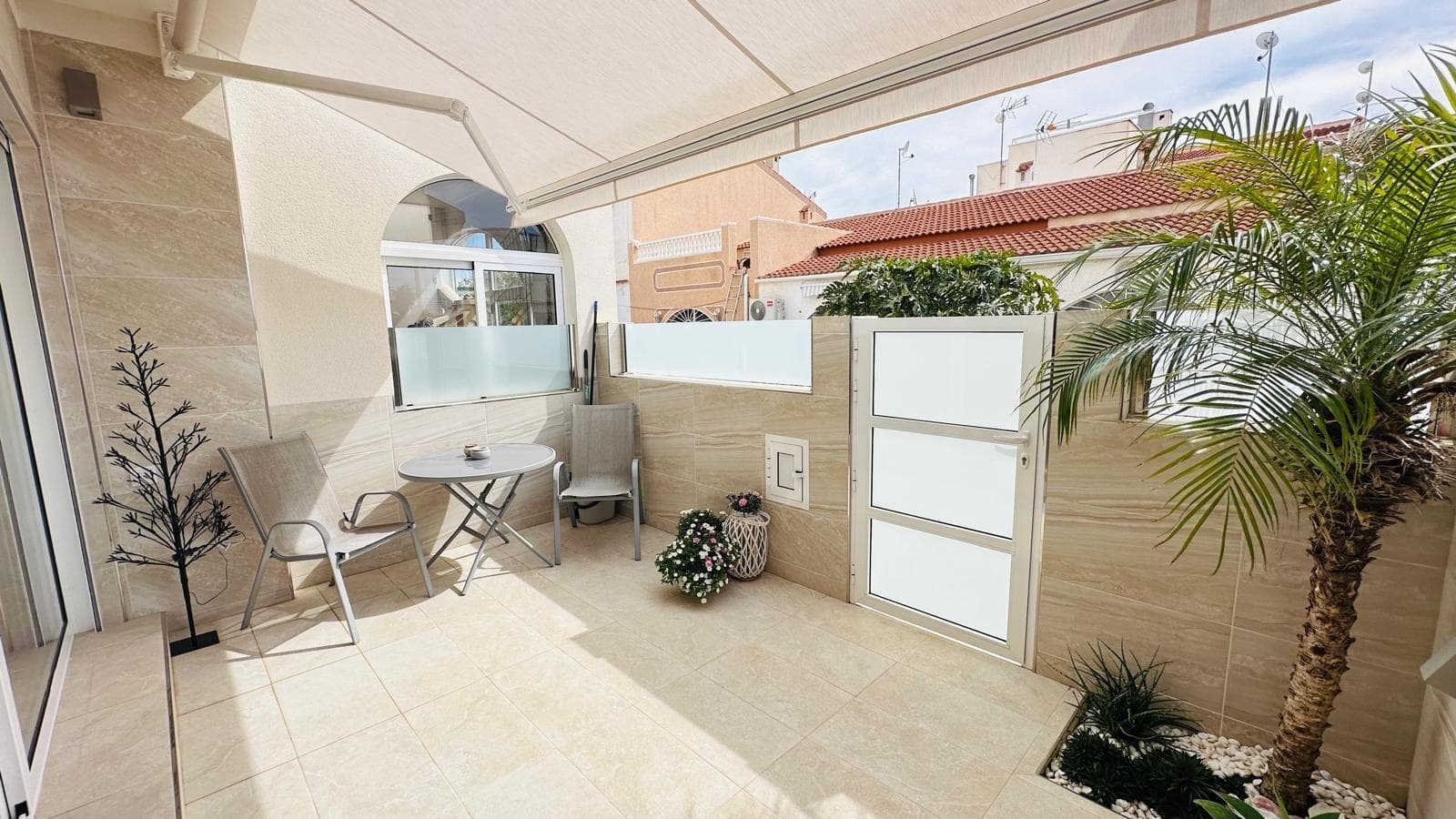 Opportunity in Torrevieja – Duplex ready to enjoy from day one A fantastic duplex is for sale in the La Siesta area, perfect as both a holiday home and a high-yield investment. The property stands out for its brightness, functional layout, and outdoor spaces, ideal for enjoying the Costa Blanca climate year-round. It features several well-designed rooms, a terrace, and outdoor areas that offer a competitive advantage over other properties in the area. Located in a quiet yet well-connected area, with all amenities nearby: supermarkets, public transport, leisure facilities, and just minutes from the beaches of Torrevieja. Ideal for: Second home Holiday rental investment International buyer Ready to move in or start generating income from day one. Your dream is our goal!