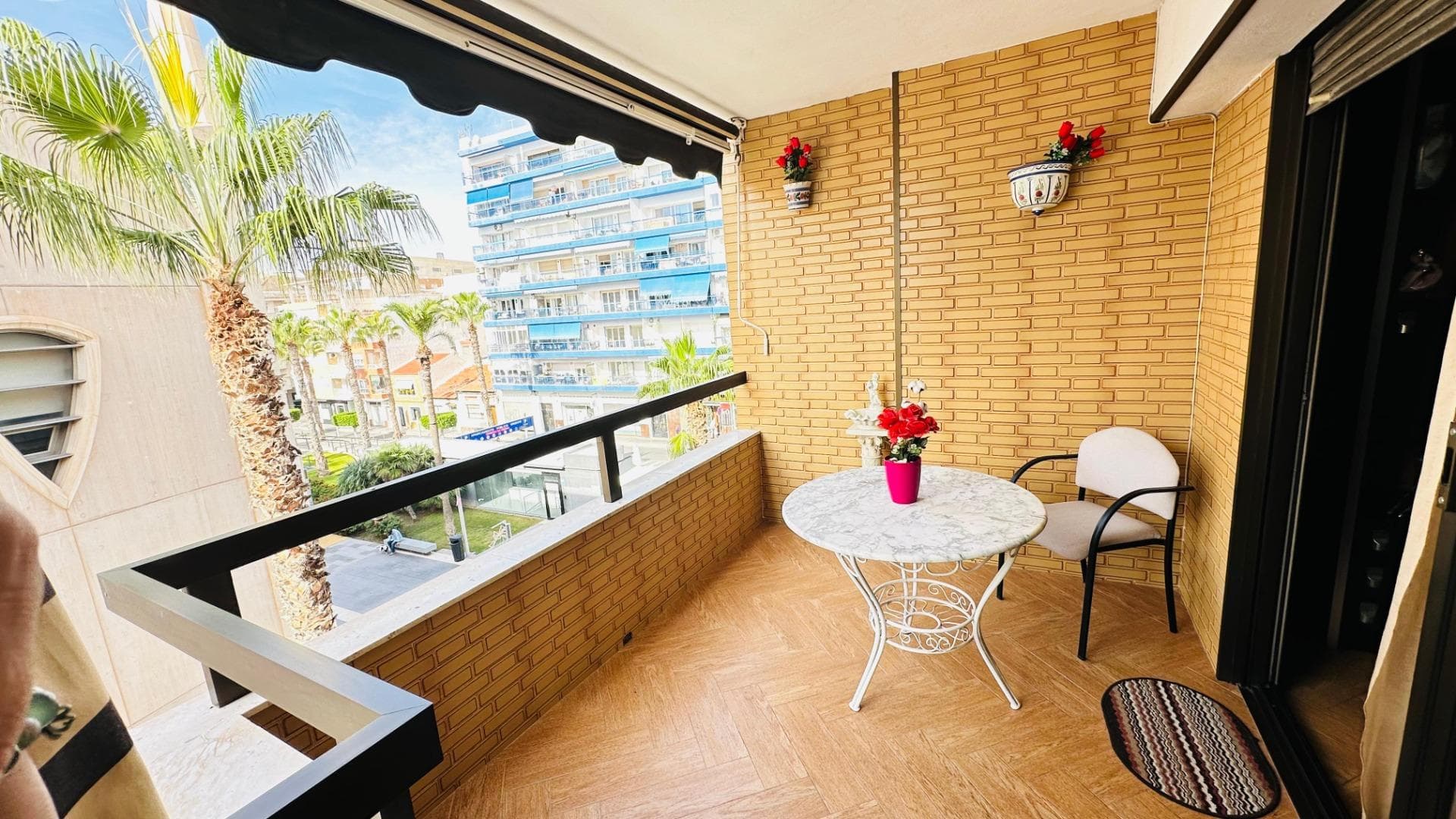 If you are looking for real space in the center of Torrevieja, this is not an apartment… it is a house in height. 145m² where each room breathes spaciousness, with an open terrace and everything within walking distance: beach, services, and urban life. A difficult opportunity to repeat, large 3-bedroom apartment where one is en suite, 2 full bathrooms, independent living room with access to the front terrace that overlooks the Hermitage, side view of the sea and the park. Independent kitchen where you can enjoy family time as it is huge with its gallery and back terrace. Located on the third floor with an elevator and being unique on its floor, it offers privacy and tranquility in the urban center and also has a storage room on the roof and terrace where you can enjoy the sun or romantic summer nights. A perfect opportunity for a permanent home, second residence, or investment in one of the most sought-after areas of the city. Living here means having everything within walking distance: beach, shops, restaurants, and local life. Your dream is our goal!