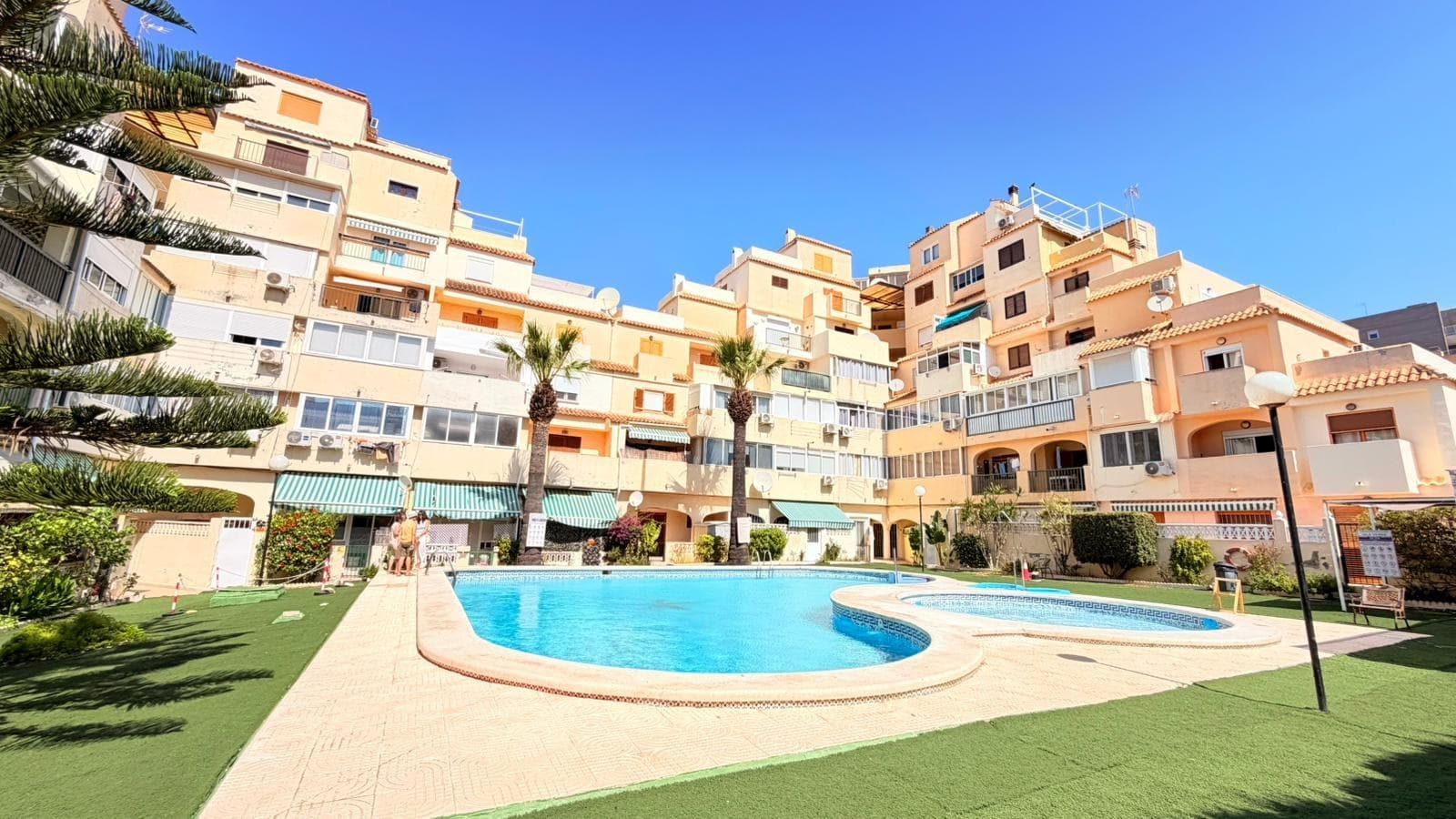 What if your apartment on the coast cost less than many rentals? Are you looking for an apartment by the coast to enjoy the sun all year round or an investment ready to generate returns from day one?  We present this excellent opportunity in Torrevieja: a cozy top-floor apartment, very bright, with unobstructed sea views, located in a community with a swimming pool and all services nearby.  The property includes: - 1 bedroom - Living-dining room with good natural light - Terrace ideal for enjoying the Mediterranean climate - Equipped kitchen - Full bathroom - Air conditioning - Delivered furnished Thanks to its height and orientation, you will enjoy natural light throughout the day and a perfect atmosphere in both summer and winter.  Building with elevator in a quiet community, with a communal pool.  Excellent location: - Just 1 km from the sea - Close to supermarkets, restaurants, and transportation - Ideal area for both living and vacationing  Perfect for: - Second residence - Investment in vacation rental - Affordable first home on the coast  Low expenses and great potential for profitability.  Don't miss this opportunity! Apartments of this type with these characteristics and price are in high demand and tend to sell quickly.
