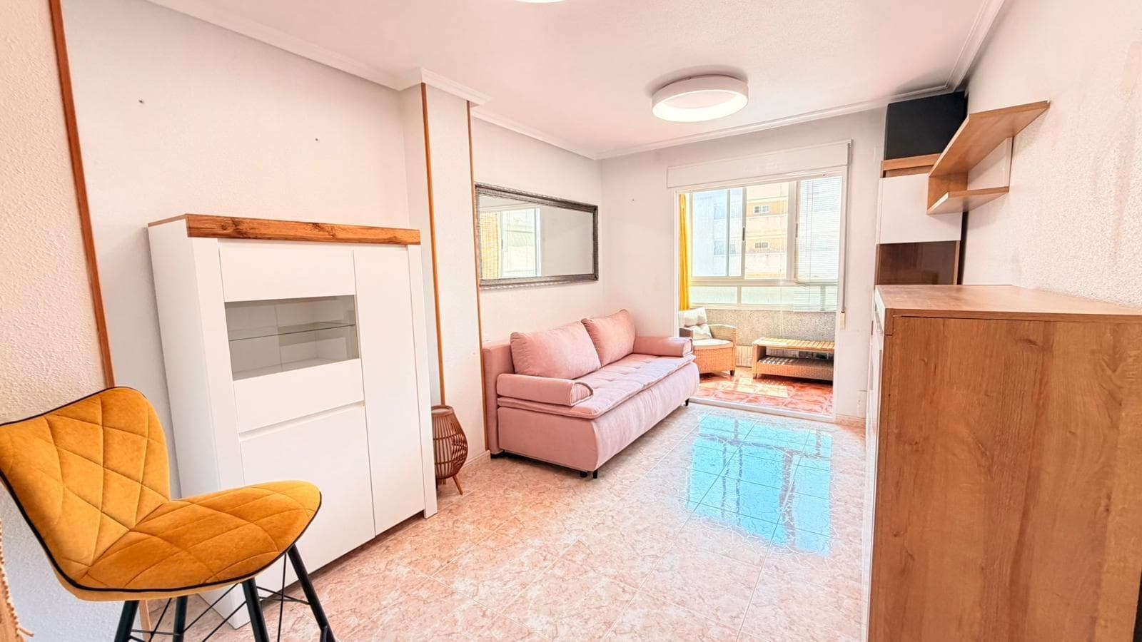 Are you looking for a flat in Torrevieja to enjoy the sun all year round or make a good investment? This apartment in Nueva Torrevieja has everything you need to live close to the sea in one of the most sought-after areas of the city.  - Bright and cozy accommodation - Quiet and well-connected location - Ideal as a permanent residence, vacation home, or investment - Close to supermarkets, services, and beaches - Excellent Mediterranean atmosphere all year round Imagine waking up with natural light, enjoying the climate of the Costa Blanca, and having all services just a few minutes away. Located in Nueva Torrevieja, an area highly valued by both national and international buyers for its tranquility and proximity to the center and beaches.  Perfect for: - Second residence - Investment for rental - Living all year round - Getaways by the sea Contact now and schedule your visit before it goes off the market.