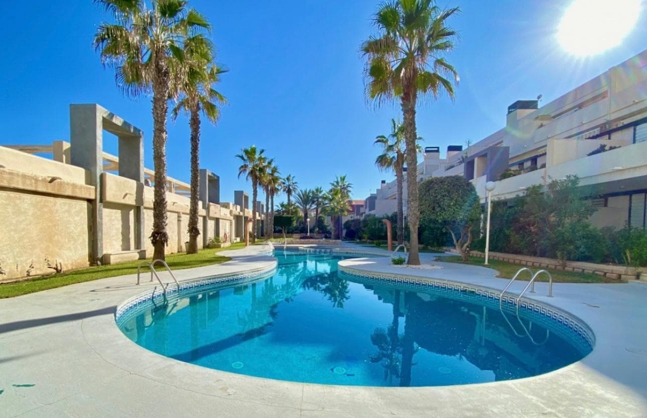 Living here is not just about buying a home… it’s waking up every day to the sound of the sea and stepping directly onto the beach from your own residential complex. Discover this fantastic ground floor apartment located in one of the most privileged areas of Torrevieja: 2 bedrooms 1 bathroom 2 private terraces Front terrace with direct access to the community pool and gardens Back terrace ideal for relaxation and privacy Residential complex frontline to the sea Direct access to the beach 2 closed garages included in the price Imagine having breakfast in front of the green areas, walking a few steps and feeling the sand under your feet… a true luxury in one of the most valued beaches on the Costa Blanca. Privileged location Beach just a few steps away Tranquil and exclusive environment Sun, sea, and comfort in one place It’s not the same to have an apartment near the sea… than to live literally frontline… it’s quality of life. Contact us today and come discover it. Your dream is our goal!