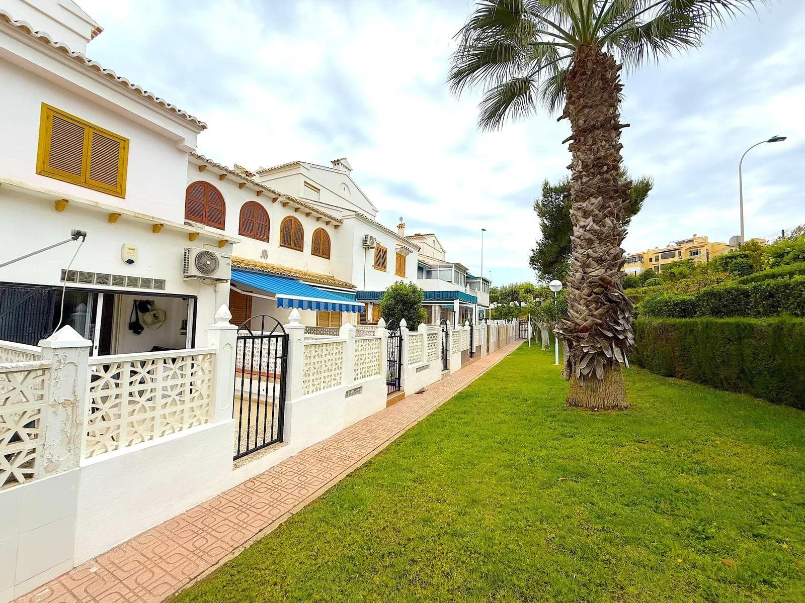 A cosy bungalow of 55 m² in one of the greenest and most peaceful neighbourhoods of Torrevieja — Torreblanca, just 300 metres from the wide sandy Blue Flag beach of La Mata. A gated urbanisation, two terraces, south-easterly orientation and a move-in-ready condition make this an excellent choice for seaside living, seasonal use or rental investment. The layout is compact and functional: one bedroom, one bathroom and an open-plan living area with kitchen. A distinctive feature of this bungalow is its two terraces — essentially two private patios: one at the front of the house and one at the back. This provides two different outdoor settings depending on the time of day and the position of the sun, and noticeably extends the living space outwards. The ground-floor position is particularly valued by buyers: no stairs, direct access to the street. Another real convenience is the municipal car park located right at the entrance — you can park literally a few steps from the door, with no need to search for a space in the neighbourhood. The south-easterly orientation provides soft morning sunshine on the terrace and a cool atmosphere by the evening, which in the local climate is considered one of the most comfortable arrangements. The bungalow is in good condition: new appliances, air conditioning and water heater are already installed. The property is sold furnished, so you can move in straight after completion. The urbanisation's main advantage is its own swimming pool and tennis court right on site. The pool is, in our opinion, the best in the area: spacious, well maintained, with a thoughtfully designed lounge area around it. The tennis court is a particularly rare advantage. La Mata beach is around a four-minute walk away. It is a wide sandy beach 2.3 km long with a gentle entry into the water, noticeably less crowded than Torrevieja's central beaches. Nearby is the Molino de Agua natural park, with pine groves and walking trails, and a little further on are the famous pink salt lagoons of La Mata, whose microclimate has been listed by the WHO among the healthiest in Europe. Within walking distance you will find supermarkets, cafés, pharmacies, the La Mata health centre and a bus stop, and a farmers' market with fresh vegetables, fruit, cured meats and cheeses from local producers takes place in the neighbourhood every Wednesday. 55 m² for €135,000, 300 metres from the beach, in a gated urbanisation with a swimming pool and a tennis court — a rare combination of factors in the current Torrevieja market. The property is fully ready to move in, and the neighbourhood remains one of the most sought-after on the southern Costa Blanca, both for permanent residence and as a rental strategy.