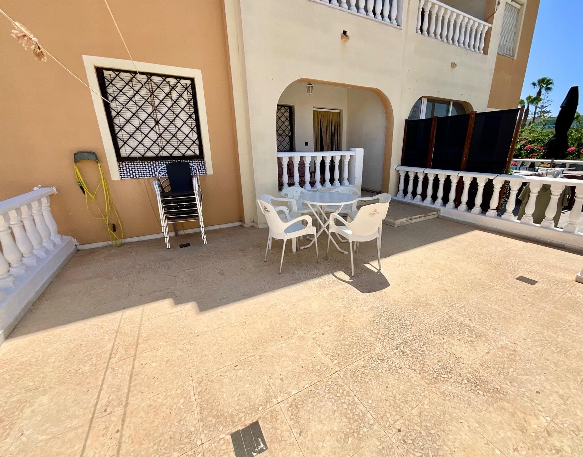 Ground-floor bungalow for sale in Torreblanca, Torrevieja, located in a private residential complex with extensive green areas and excellent amenities. The property offers dual access from both the street and the patio/terrace area, providing convenience and privacy. It features two bedrooms, a bright living-dining room, independent kitchen, and a full bathroom. Outside, there is a covered terrace and a large open patio of over 30 m², plus a private garden—ideal for outdoor living with privacy. The complex includes two communal swimming pools, landscaped gardens, a tennis court, and a minigolf area, perfect for leisure and relaxation. It also includes an outdoor parking space within the complex. Quiet, well-connected location, close to supermarkets, public transport, and a 10-minute walk to La Mata beach. Suitable for both permanent living and holidays.