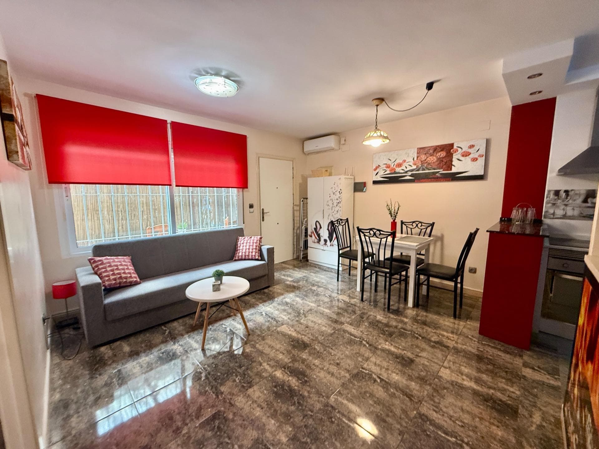 NEW LISTING! RENOVATED TOWNHOUSE FOR SALE WITH TOURIST LICENSE AND COMMUNAL POOL IN TORREVIEJA NOW ON SALE! Beautiful renovated townhouse with TOURIST LICENSE and COMMUNAL POOL located in the Aquapark residential complex, in the Doña Inés area of ​​Torrevieja. The property is ready to move into, fully renovated and furnished, and its layout is as follows: On the ground floor, there are two modern bedrooms, an open-plan kitchen, a living-dining room, and a bathroom with a shower. Outside, there is a spacious patio with surrounding trees, approximately 47 square meters. A storage room with additional storage space is also located in this area. The upper floor, with independent access via an external staircase, consists of a lovely independent loft with an open-plan kitchen, a sleeping area with a double bed and sofa, a bathroom, and a large terrace with a barbecue, as well as a laundry room. Likewise, the rooftop features a private solarium of approximately 30 square meters with unobstructed panoramic views. The residential complex boasts a large communal swimming pool surrounded by green areas. It is very close to all amenities and just steps from the Habaneras shopping center and the Ozone leisure area. Nearby you'll find bars, shops, schools, pharmacies, and more. This is an excellent opportunity both for those looking to live here and for those wishing to maximize their investment on the Costa Blanca, thanks to its features and tourist license. Contact us and come visit!
