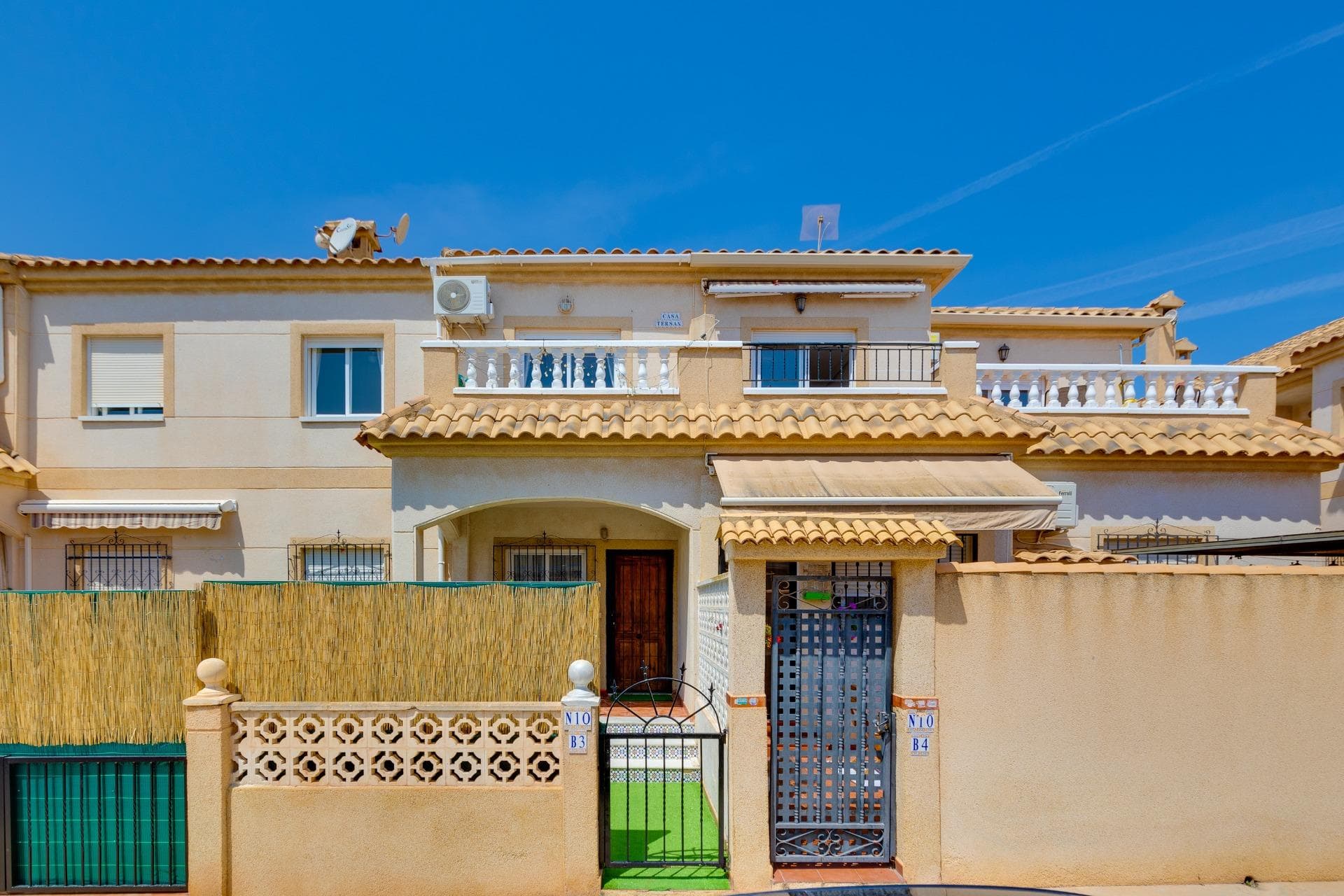 🌴 Top-floor bungalow in Aguas Nuevas – Torrevieja 🌴 We present this cozy property located in one of the most sought-after areas of Torrevieja. ✨ Key features: • 2 spacious bedrooms • 1 full bathroom with bathtub • Bright living room with air conditioning • Air conditioning also in both bedrooms • Balcony with open street views It has a spacious storage room on the ground floor, ideal for storing bicycles, chairs, beach items, etc. 🚗 Parking within the urbanization (unassigned spaces) 🏊‍♀️ Communal swimming pool to enjoy all year round 📍 Excellent location, close to all amenities: supermarkets, restaurants, public transport, and more An ideal option for year-round living, holidays, or investment. 💰 Legal costs and VAT not included in the price. 📩 Contact us for more information or to arrange a viewing.