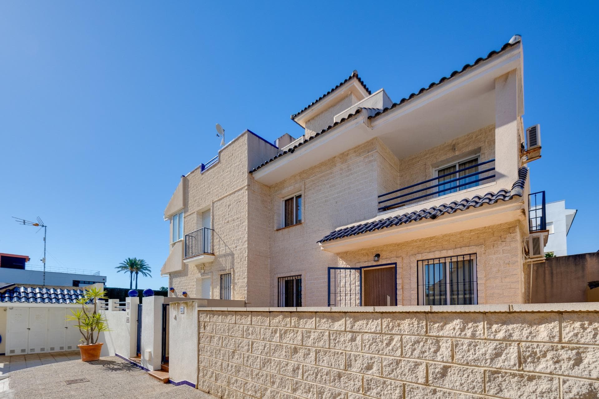Townhouse in La Veleta with Sea Views and Only 200 Metres from the Sea Discover this fantastic townhouse located in the exclusive area of La Veleta, one of the most sought-after residential areas in Torrevieja thanks to its peaceful surroundings and proximity to the sea. The property offers 3 bedrooms, 1 full bathroom with a bathtub, and 1 guest toilet, providing comfortable and functional living space for both permanent residence and holidays. It is equipped with air conditioning for year-round comfort. Outside, you will find a spacious corner terrace, perfect for enjoying the Mediterranean climate, as well as a balcony and a wonderful private solarium with beautiful sea views. The sea can also be enjoyed from the balcony, making every sunrise and sunset a special experience. The property also includes a storage room and access to a pleasant communal swimming pool, ideal for relaxing during the warmer months. Its location is unbeatable, just 200 metres from the sea and close to all amenities, restaurants, and seaside promenades. A great opportunity to enjoy the Costa Blanca in a charming home with generous outdoor spaces and views of the Mediterranean Sea. 🌊☀️🏡 Legal costs and VAT are not included in the price.