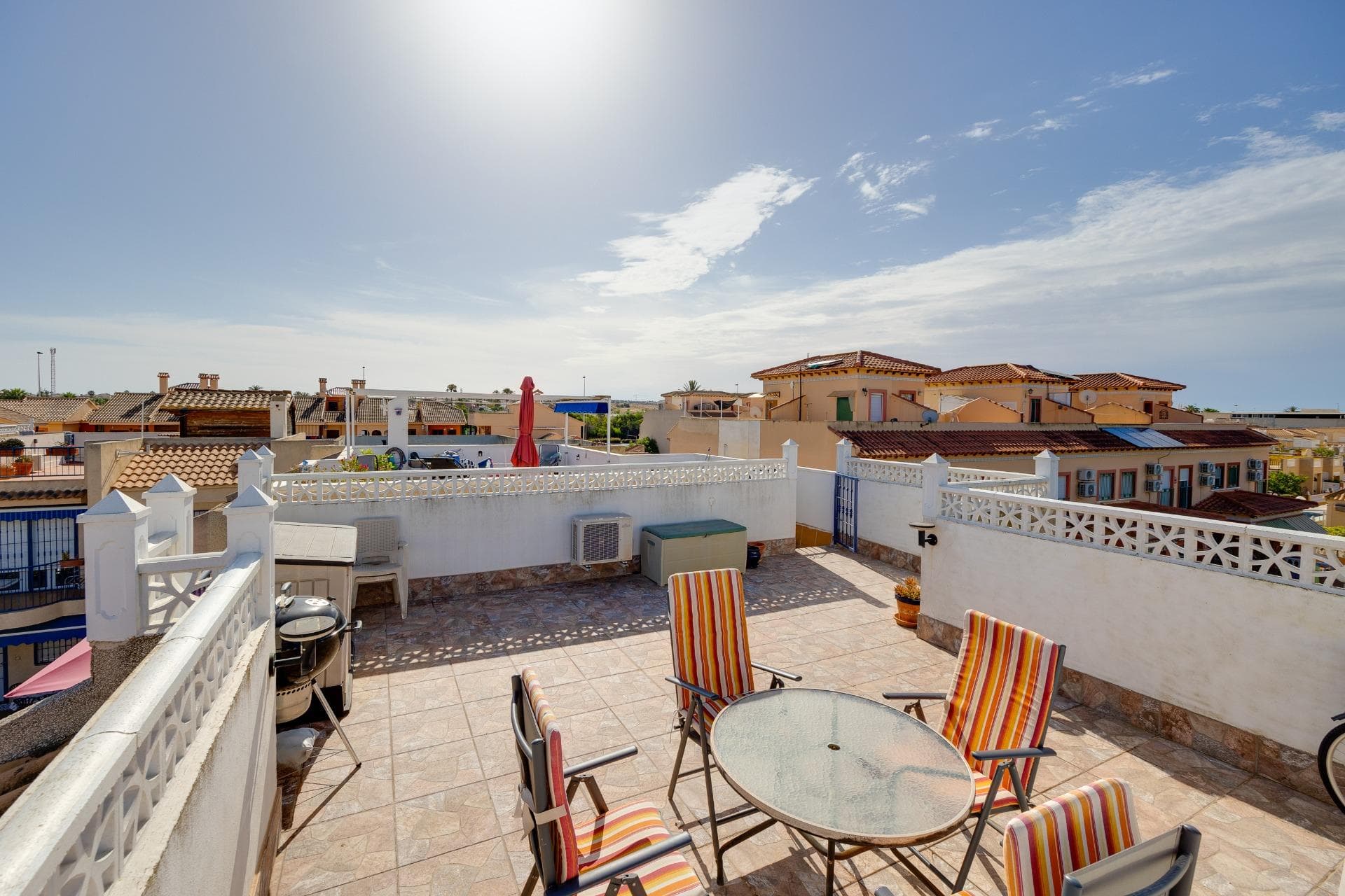 ☀️ Top floor bungalow in Paraje Natural – Torrevieja ☀️ Discover this cosy top floor bungalow located in the peaceful area of Paraje Natural, ideal as a permanent home, holiday property, or investment opportunity. The property offers 2 bedrooms, 1 bathroom with floor heating, a renovated kitchen with a modern and functional design, and a bright living room with access to the balcony, perfect for enjoying the Mediterranean climate all year round. In addition, the property features a fantastic private solarium, ideal for sunbathing, relaxing, or spending time outdoors. For extra comfort, the home is equipped with air conditioning. The residential complex also offers a communal swimming pool and a quiet environment close to all amenities. ✨ 2 bedrooms ✨ 1 bathroom ✨ Renovated kitchen ✨ Balcony ✨ Private solarium ✨ Air conditioning ✨ Communal swimming pool A great opportunity to enjoy the Mediterranean lifestyle in Torrevieja. Contact us for more information or to arrange a viewing! Legal expenses and VAT are not included in the price.