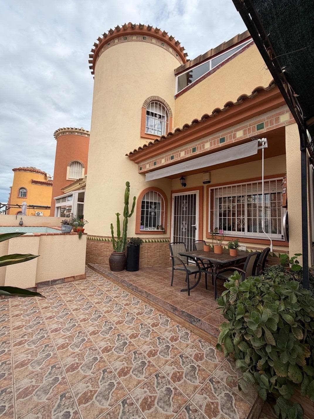 Discover this charming detached villa located in the exclusive Playa Flamenca area of ​​Orihuela Costa. With an attractive price of €285,000 and a constructed area of ​​125 m², this property is ideal for those seeking comfort and tranquility. The villa features three spacious double bedrooms; the master bedroom is located on the second floor and includes an en-suite bathroom and a large dressing room with sloping ceilings, as well as access to a private terrace where you can enjoy the Mediterranean sun. On the first floor, you will find a welcoming living-dining room adorned with a fireplace, perfect for cooler days, along with a fully equipped French-style kitchen and two bedrooms next to a modern bathroom with a shower. Outside, your own small but charming private pool awaits, surrounded by tranquil spaces ideal for relaxing or hosting family gatherings outdoors. It also has private parking for added security. Strategically located just 1 kilometer from the Mediterranean Sea, and close to both schools and local shopping centers, this property allows you to enjoy not only coastal living but also all the necessary amenities. Shall we schedule your visit? Contact us for more information.