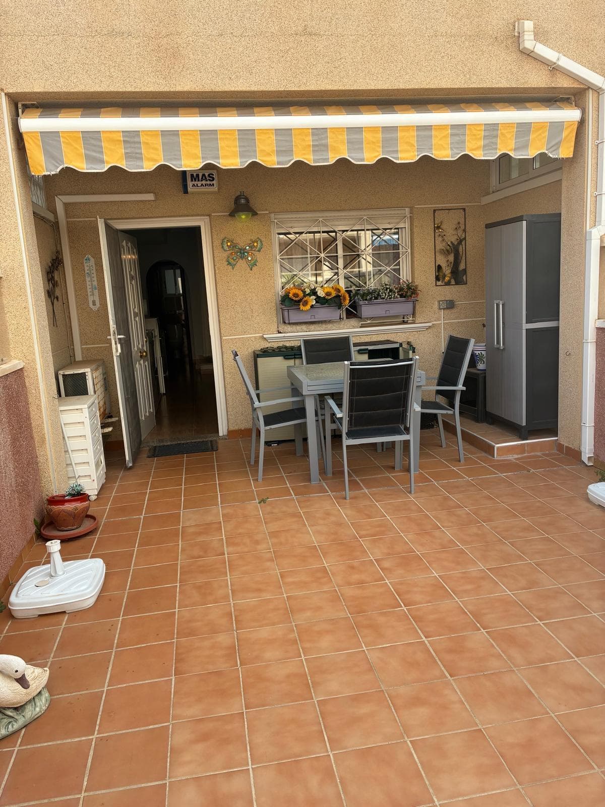 We present an exceptional triplex located in the sought-after Los Almendros area of ​​Orihuela Costa. This property boasts approximately 90 m² of living space and is in excellent condition. With two spacious double bedrooms offering comfort and natural light, this home is ideal for families or couples looking to enjoy the Mediterranean climate. The property also features a full bathroom and an additional toilet for added convenience. Its north-facing orientation ensures coolness during the warmer months. One of the main attractions is its private solarium, where you can relax while enjoying panoramic views of the natural surroundings of the development. You will also have access to a magnificent communal swimming pool, perfect for cooling off under the Spanish sun. The adjoining terrace provides additional outdoor space, ideal for entertaining guests or simply unwinding after a long day; here you can create your own personal oasis. As for nearby amenities, this prime location is well-connected by public transport and includes schools and shopping centers within easy reach.