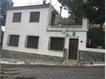 Discover this exceptional resort in the Sierra de Hurchillo mountains, located in a privileged rural area encompassing an extensive 12,000 square meter plot. The property features a main house with three bedrooms and three bathrooms, ideal for adapting to your needs or converting into holiday accommodation. It also includes a spacious 250 m² restaurant with its own terrace of the same size, offering multiple possibilities such as its conversion into residential use. The location is perfect: surrounded by mountains with off-road access and breathtaking views of the La Pedrera Reservoir. Additional facilities include horse stables and three apartments for rent, further enhancing the property's profitability potential. Don't miss this unique opportunity in the real estate market, where nature, comfort, and investment come together. Contact us for more information.