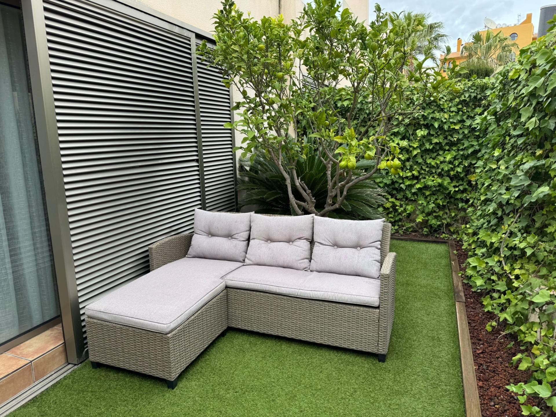 Discover this charming semi-detached villa located in the desirable Punta Prima area of ​​Torrevieja. With 107 m² of living space and a south-facing orientation, this property is just 400 meters from the sea. Perfectly maintained and ready to move into, it features three spacious double bedrooms and three bathrooms, offering comfort and privacy for the whole family. The complex offers access to a refreshing communal swimming pool surrounded by landscaped gardens, ensuring a relaxing atmosphere during the warmer months. Furthermore, you'll enjoy numerous nearby amenities such as shopping centers, schools, and bus stops, making your daily life easier. Additional features include a security door; a terrace and garden ideal for enjoying the Mediterranean climate; and all exterior rooms, allowing for abundant natural light and creating welcoming and bright spaces. Shall we schedule a visit? Contact us for more information.