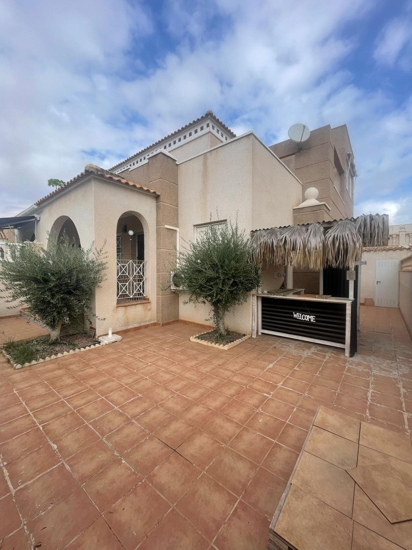 Discover this exclusive semi-detached property located in the sought-after Aguas Nuevas area of ​​Torrevieja. Priced at an affordable €262,000, this magnificent home offers a constructed area of ​​200 m² and a usable area of ​​approximately 120 m². Its south-facing orientation ensures natural light throughout the day, and it is in impeccable condition, ready to move into immediately. With three spacious double bedrooms, perfectly distributed and illuminated by large windows offering pleasant views of the surrounding area, it is ideal for families or as a holiday investment. It also features two full bathrooms for added convenience. The main attraction is complemented by access to a communal swimming pool where you can enjoy the warm Mediterranean climate with your loved ones. The development is surrounded by various amenities: nearby public transport facilitates easy mobility; shopping centers cater to all your daily needs; and nearby schools guarantee accessible education for children. In short, don't miss this opportunity! This semi-detached house is perfect whether you are looking for a permanent residence or a holiday home near the sea.