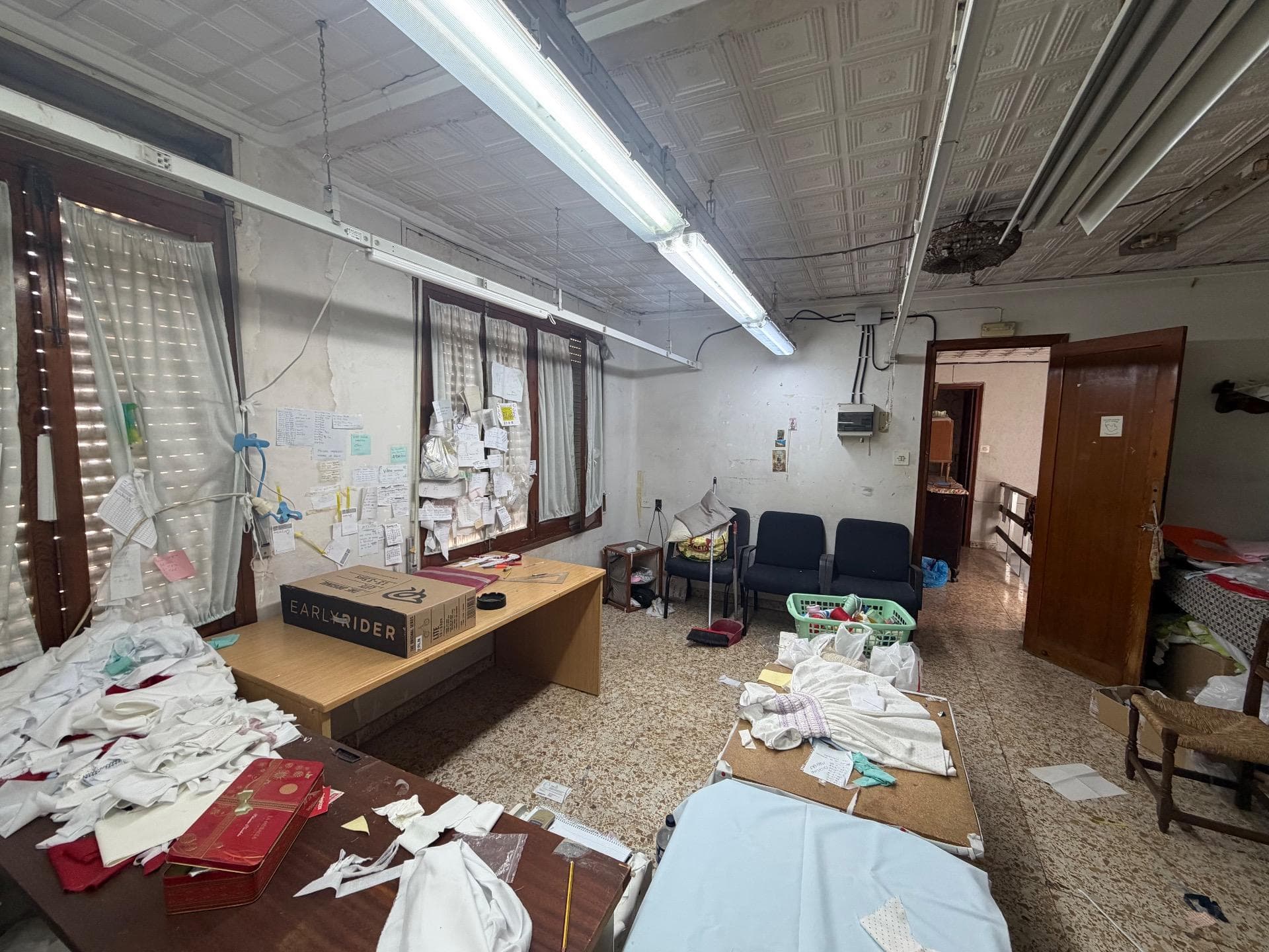 We present this exciting opportunity in Almoradí: a corner duplex, ideal for renovation and transforming into your dream home. Priced at an attractive €126,000, the property boasts a total built area of ​​122 m² distributed over two floors. The first floor features an open-plan space offering multiple possibilities to suit the new owner's needs. The second floor comprises several rooms and a full bathroom. While the kitchen is currently uninstalled, its layout allows for creative adaptations to reflect your personal style. The east-facing orientation ensures abundant natural light throughout much of the day, and the property's all-exterior design adds to its overall charm. Furthermore, you can enjoy pleasant moments outdoors thanks to its private solarium terrace. Located in a quiet yet well-connected area with easy access to buses and local schools, it is perfect for families, as well as those seeking a real estate investment or a strategic location close to essential services.