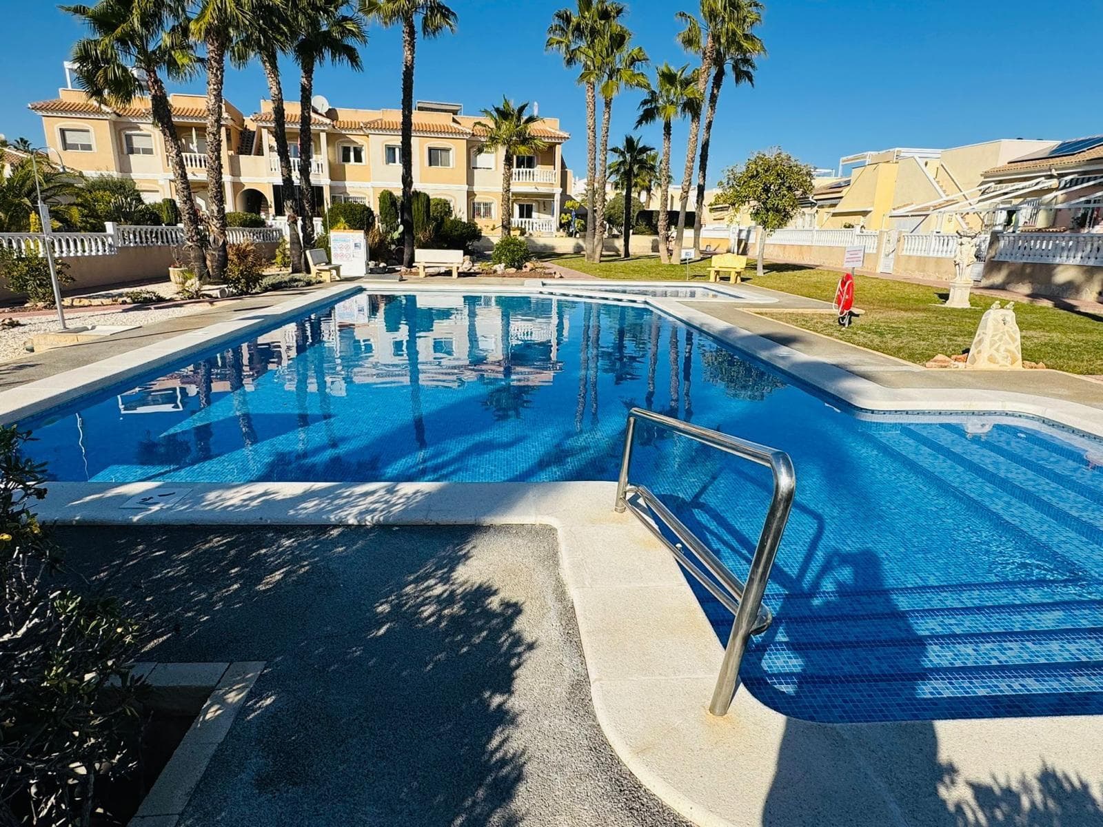 We present this charming townhouse located in the exclusive area of ​​Ciudad Quesada, Rojales. With an attractive price of €269,000, this property boasts a spacious 110 m² of living area and is in good general condition. The house features three welcoming double bedrooms, ideal for families or those seeking extra space. It also includes two full bathrooms, ensuring comfort and functionality every day. Outside, a private terrace stands out, where you can enjoy the Mediterranean climate while taking in pleasant views. As an integral part of the residential complex, owners will have access to an attractive communal swimming pool, perfect for relaxing during the hot summer months. The location is unbeatable; surrounded by quiet residential areas yet well-connected thanks to nearby buses that provide quick access to essential services such as shopping centers and local schools. This townhouse offers not only comfort but also a high quality of life, designed with modern needs in mind while retaining traditional charm.