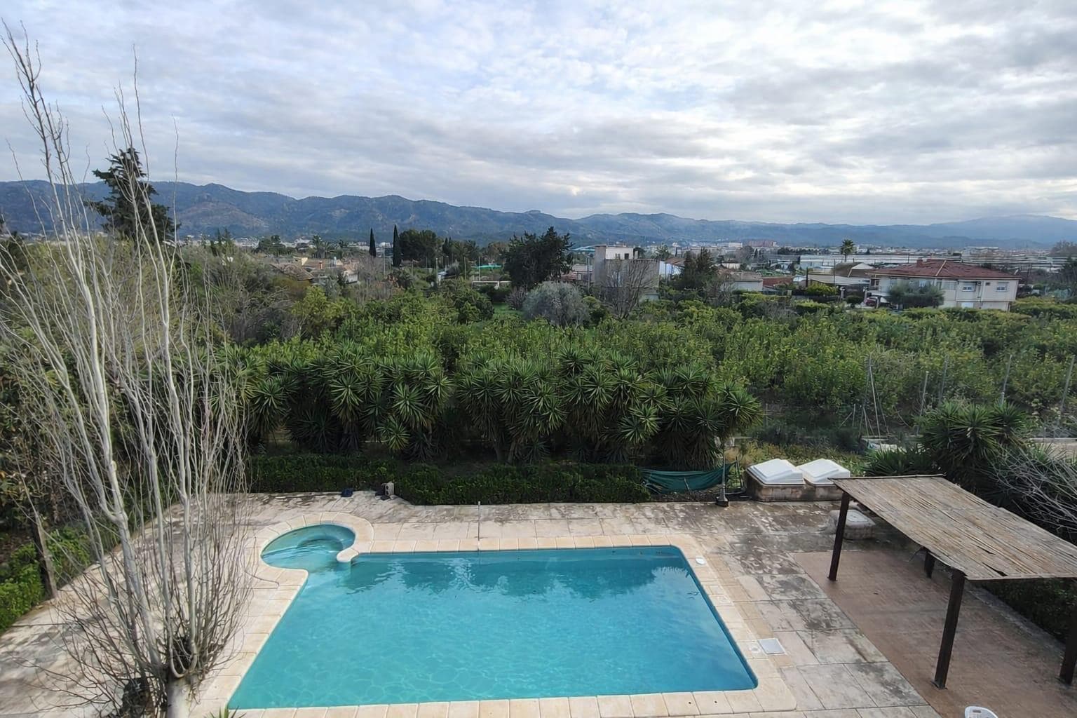 Discover this exceptional estate located in the El Palmar area of ​​Murcia. This house with land boasts a spacious 387 m² of living space and 2,290 m² of mulberry plantation, guaranteeing privacy and comfort. The property features six large double bedrooms, ideal for large families or as additional space for guests. Furthermore, you'll enjoy modern luxury combined with rustic charm thanks to its private swimming pool, perfect for relaxing on hot days. Outside, you'll find a pleasant terrace, ideal for family gatherings or social events, complete with a barbecue and wood-fired oven; perfect for those who love al fresco dining. With a south-facing orientation and modern amenities such as photovoltaic panels that ensure energy efficiency, this villa is perfect whether you're looking for a permanent residence or a second home away from the hustle and bustle of the city, yet still close to nature. THE LUXURY OF THE COUNTRYSIDE, JUST A STONE'S THROW FROM MURCIA.