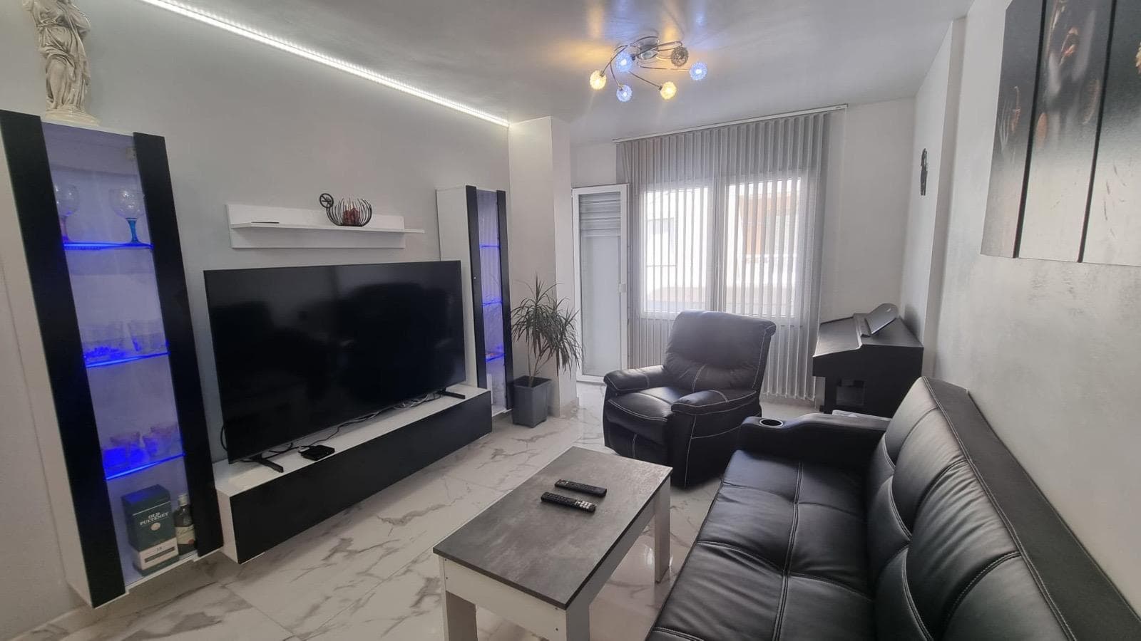 Discover this magnificent renovated apartment located in the sought-after Acequión area of ​​Torrevieja. With a constructed area of ​​85 m², this property features three spacious bedrooms, offering ideal space for families or small groups. The northwest orientation ensures abundant natural light throughout most of the day and allows you to enjoy spectacular sunsets from your private terrace. Furthermore, it is located just 250 meters from the idyllic beaches of Acequión and Náufragos, providing quick access to the Mediterranean Sea. The apartment includes a full bathroom and an additional toilet for added convenience. Its location is unbeatable; surrounded by essential services such as schools, hospitals, and nearby shopping centers, as well as excellent public transport connections thanks to the bus network in the region. This real estate gem stands out not only for its interior features but also for its proximity to the sea and all the necessary amenities for daily life.