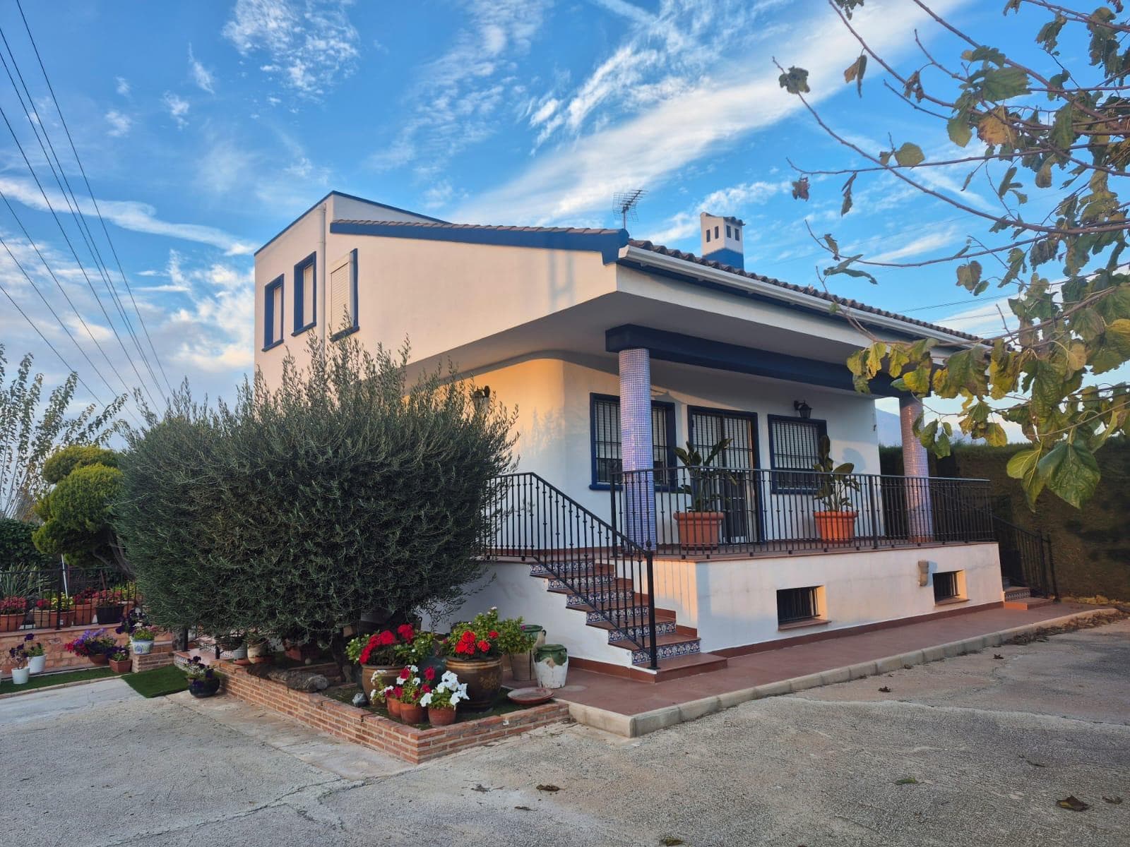 Discover this magnificent country house located in Orihuela, specifically on the old road to Callosa. This property boasts a generous 170 m² of living space and sits on a large plot of over 3,500 m², making it an ideal place to enjoy the outdoors and make the most of the natural surroundings. With three cozy double bedrooms and two full bathrooms, it is designed with your daily comfort in mind; it also offers excellent views thanks to its south-facing orientation, which provides natural light throughout the day. The house is ready to move into without the need for any additional renovations. Among its features is a spacious terrace, perfect for relaxing or sharing unforgettable moments with family and friends while enjoying the large garden surrounded by fruit trees that add a special touch to the landscape. Located close to hospitals and other essential services, this property is not only perfect as a permanent residence but also as a holiday getaway where you can completely disconnect from the hustle and bustle of the city.