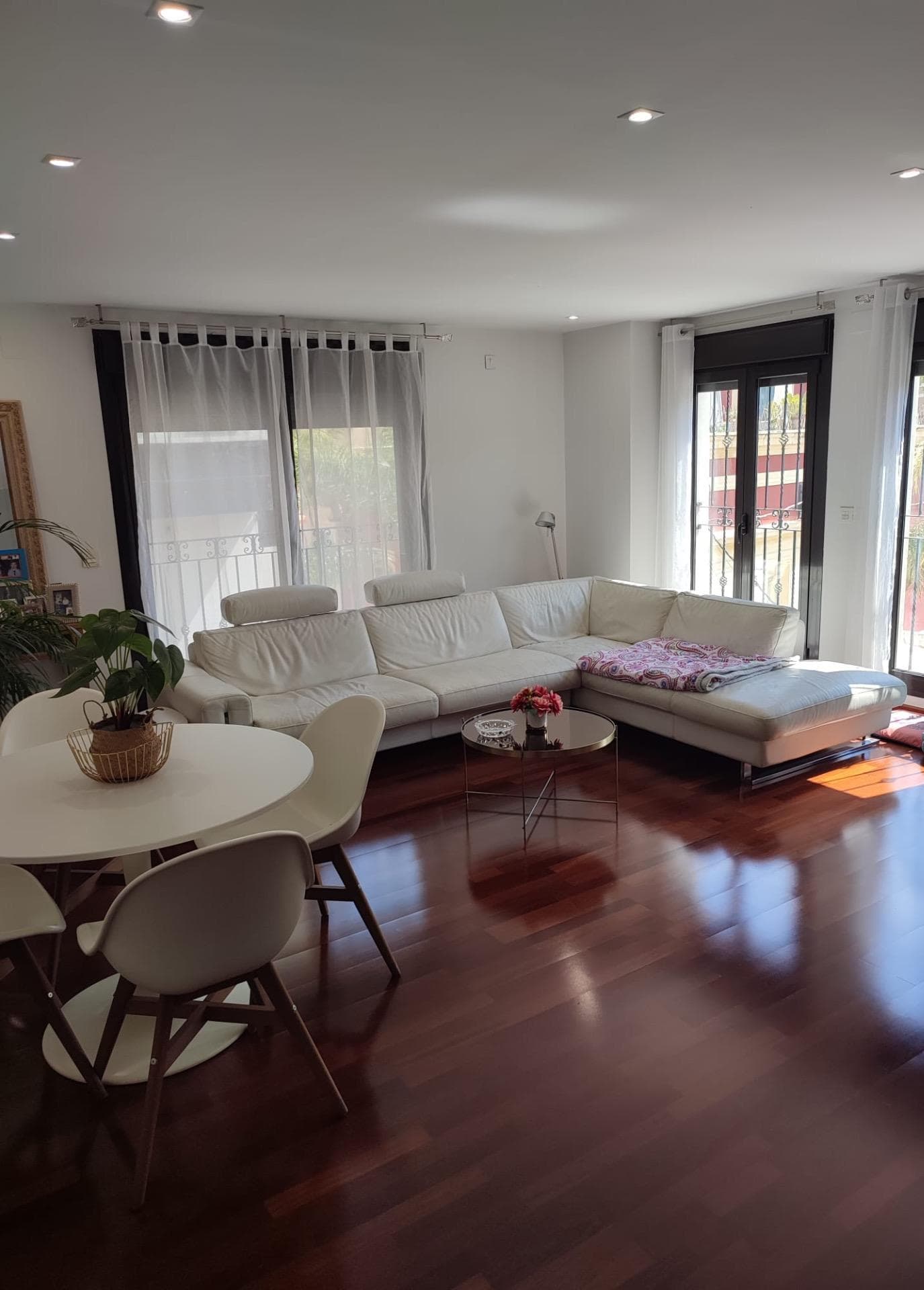 Discover this spectacular renovated apartment in the heart of Orihuela, next to the Tudemir Palace, ideal for those seeking comfort and convenience. With a generous 140 m² of living space, this property boasts four spacious bedrooms, all offering a bright and airy feel thanks to their exterior orientation. Enjoy the added luxury of underfloor heating and relax in the master bathroom, complete with a whirlpool tub. The property also features two full bathrooms and is surrounded by all essential amenities: shopping centers, schools, and medical facilities are all within easy reach. Furthermore, it offers pleasant views from its windows, adding to the home's modern and inviting style. Don't miss this opportunity to own it for just €279,000. Shall we schedule a visit?