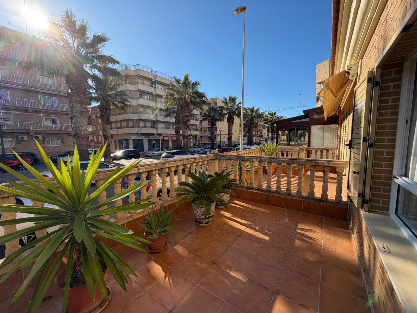 Discover this spectacular townhouse in the charming town of Guardamar del Segura, located just 300 meters from the beautiful beaches. With a generous 246 m² of living space, this property is ideal for families seeking comfort and room. It features three bright and well-distributed double bedrooms, as well as three full bathrooms that guarantee privacy and comfort for all residents. The property also includes a spacious semi-basement garage with room for several vehicles (70 m²), ensuring ample additional space for storage or recreational activities. The location is unbeatable; it is close to bus stops, shopping centers, and schools, making everyday life more convenient. It also boasts pleasant terraces where you can enjoy the Mediterranean climate year-round. For just €360,000, you can become the owner of this wonderful home, perfect as a permanent residence or a holiday investment. Shall we schedule a visit?
