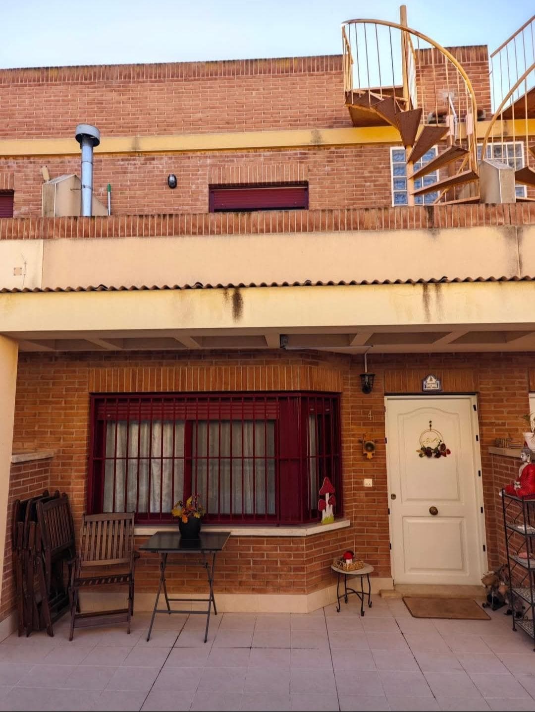 Discover this charming duplex located in the peaceful town of Benferri, in the beautiful Valencian Community. This property boasts a spacious living area and is ready to move into, offering a comfortable and welcoming atmosphere. It comprises two large double bedrooms and two full bathrooms, ensuring comfort for the whole family. The exterior features an impressive private solarium, ideal for enjoying the Mediterranean climate and relaxing outdoors. Within the complex, you'll have access to a refreshing communal swimming pool, perfect for the warm summer months. This home includes additional features such as solar panels for energy efficiency, as well as a pellet stove to keep you warm during the winter months. Shall we schedule a visit? Contact us for more information.