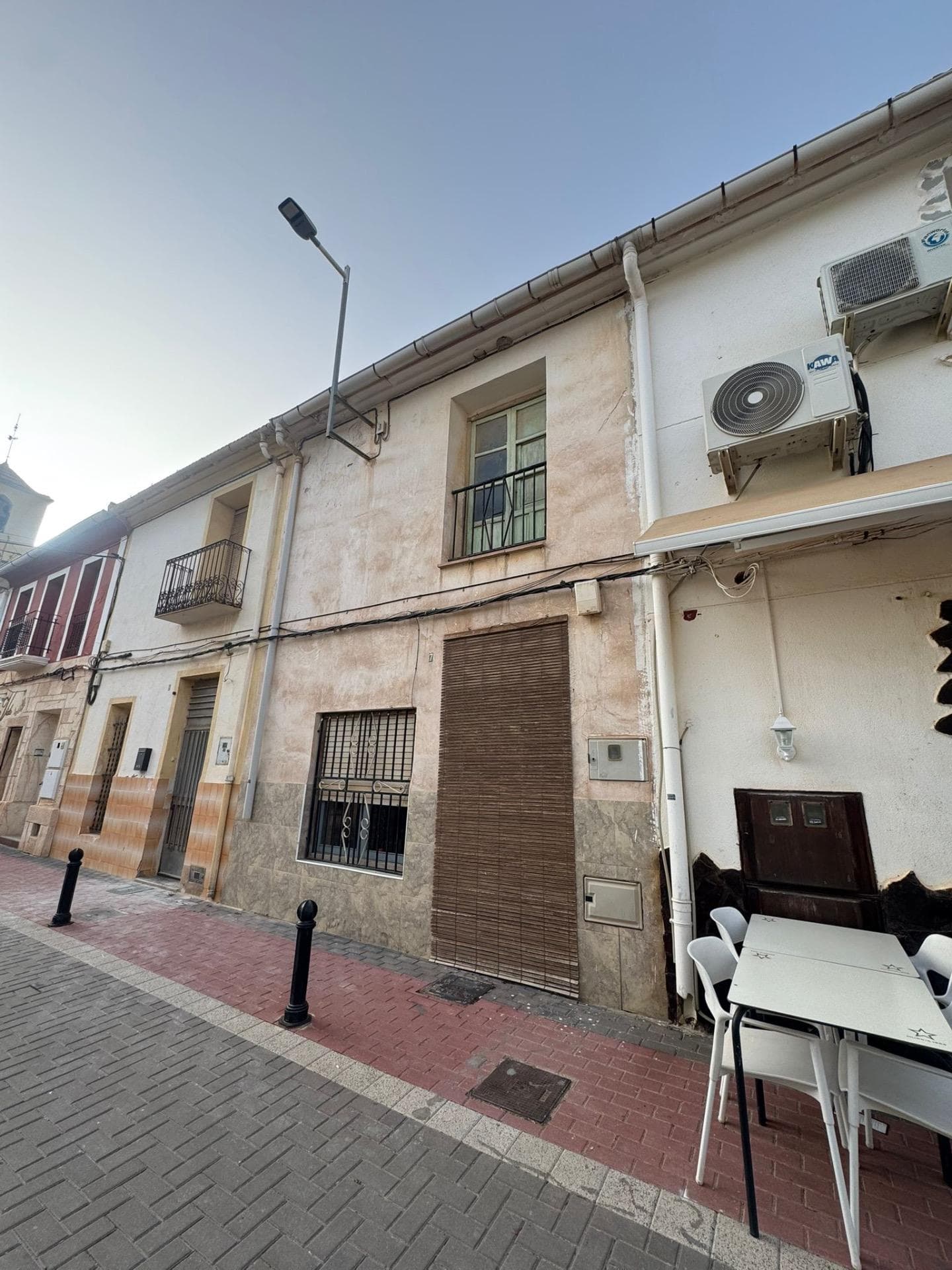 A unique opportunity to acquire a house in the heart of Hondón de los Frailes for just €59,000. This property boasts a constructed area of ​​137 m² and features three double bedrooms, making it an ideal space for families or as an investment. Although it requires renovation, its potential is undeniable; you can design your home to suit your tastes and needs. It also has two full bathrooms for added convenience. The house is entirely exterior-facing and offers access to a private terrace where you can enjoy the area's characteristic Mediterranean climate. Its central location puts you close to schools and other essential services: local shops, restaurants, and public transport are easily accessible. Don't miss this opportunity to transform this property into the perfect home you've always dreamed of.