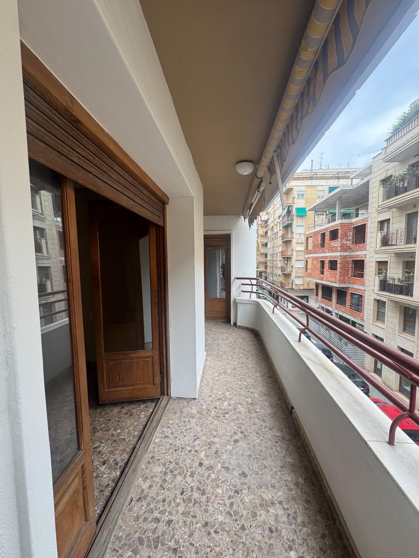 Discover this stunning apartment in the heart of Orihuela, a unique opportunity to live just steps from all the services and amenities the city has to offer. With a generous 155 m² of living space, this property boasts three spacious double bedrooms, perfect for accommodating your family or creating additional personal space. Enjoy the comfort of its two well-designed bathrooms, ideal for maintaining privacy at home. The layout is entirely exterior-facing, guaranteeing natural light throughout the day. Furthermore, you can savor moments outdoors thanks to its charming terrace, where you can relax after a long day. Its prime location puts you close to nearby bus stops, making your commute easy; you'll be surrounded by shopping centers and top schools, making your daily life more convenient. This apartment has been preserved since its original construction but has great potential to be renovated to your personal tastes and further increase its market value: imagine the possibilities! Don't miss this exceptional opportunity, now available for only €228,000.
