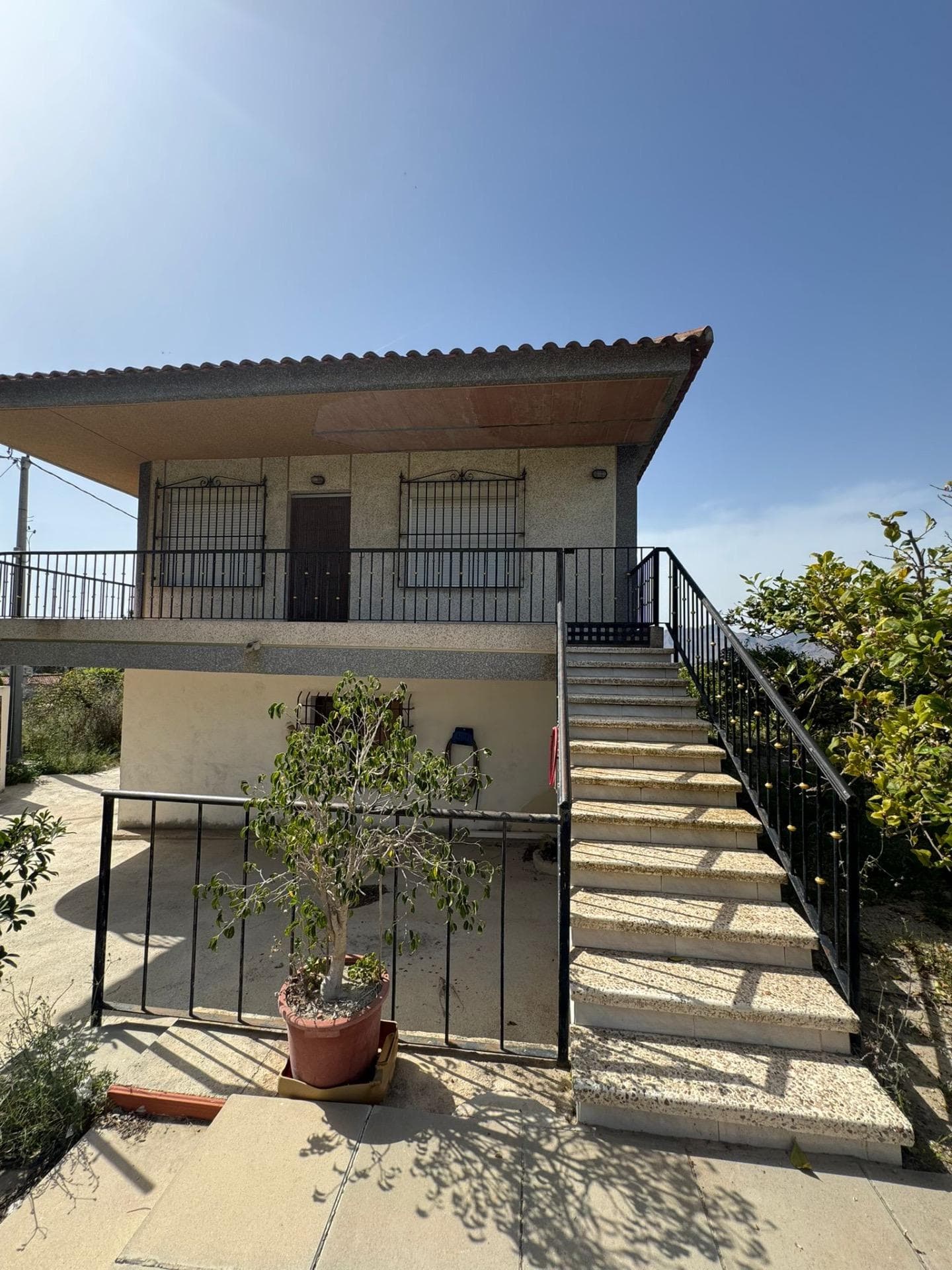 Discover this stunning property located in the peaceful Arneva area of ​​Orihuela. With a spacious plot exceeding 12,000 m² and a house of approximately 60 m², this property offers numerous options for enjoying the outdoors and potential for expansion to suit your needs. The house features a double bedroom and a full bathroom; it also boasts a terrace where you can relax while enjoying the panoramic views surrounding the property. The attractive price of €139,000 makes it an excellent opportunity for those interested in acquiring a large plot of land near the town center without sacrificing rural tranquility. It's worth noting that there is the possibility of building a swimming pool or expanding the existing structure, thus adding even more value to your real estate investment. Shall we schedule a visit?