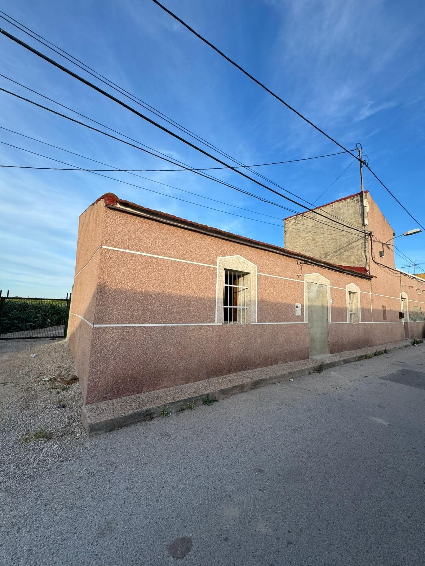 We present this spacious townhouse located in the peaceful Desamparados area of ​​Orihuela. With a constructed area of ​​145 m² and an attractive price of €79,000, it offers great potential for those looking to personalize their home to their liking. The property features two double bedrooms and two single bedrooms, providing ample possibilities for adapting them to your family's needs or as multipurpose spaces. It also has a fully equipped bathroom in an ideal location. Its current condition is 'in need of renovation,' allowing the new owner to design every corner to their own unique style. Among the highlights is a charming terrace where you can enjoy the fresh air with pleasant views of the surrounding natural environment; perfect for relaxing after a long day or entertaining friends on the weekend. This strategic location between Hurchillo and Torremendo provides easy access to essential services such as supermarkets and nearby educational facilities without sacrificing the tranquility of the countryside. Don't miss this unique opportunity in the real estate market: transform this empty space into your dream home! Contact us today for more information.