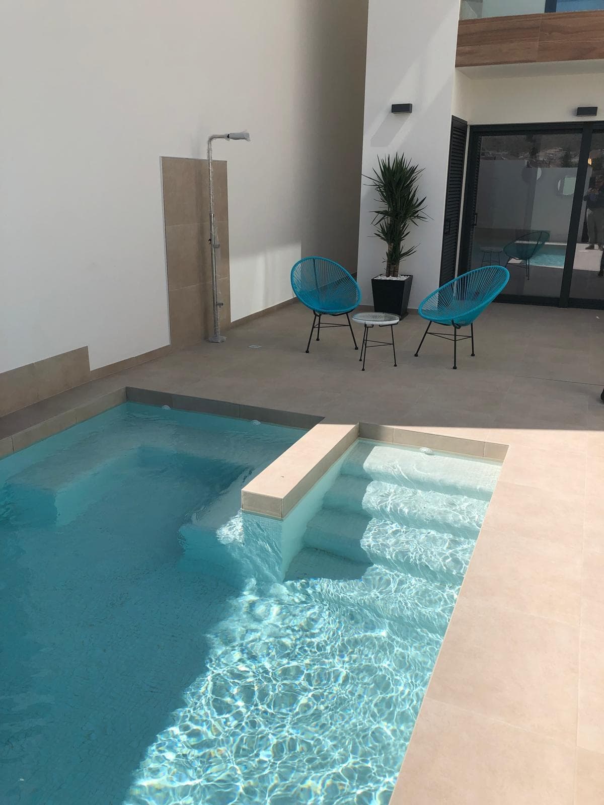 Discover this stunning detached villa located in the peaceful area of ​​Benijofar. Priced at an attractive €425,000, this nearly new property boasts a living area of ​​127 m² and sits on a spacious 200 m² plot. Enjoy luxury and comfort with three double bedrooms, each with its own en-suite bathroom for added privacy. The fully equipped kitchen offers direct access to the spectacular outdoor area where your private pool awaits; ideal for relaxing or enjoying unforgettable moments outdoors under the Mediterranean sun. Furthermore, you can revel in the unobstructed views from the spacious solarium that completes this unique home. The location is perfect: just a short walk from the village and close to shopping centers and local schools. Shall we schedule a viewing? Contact us for more information.
