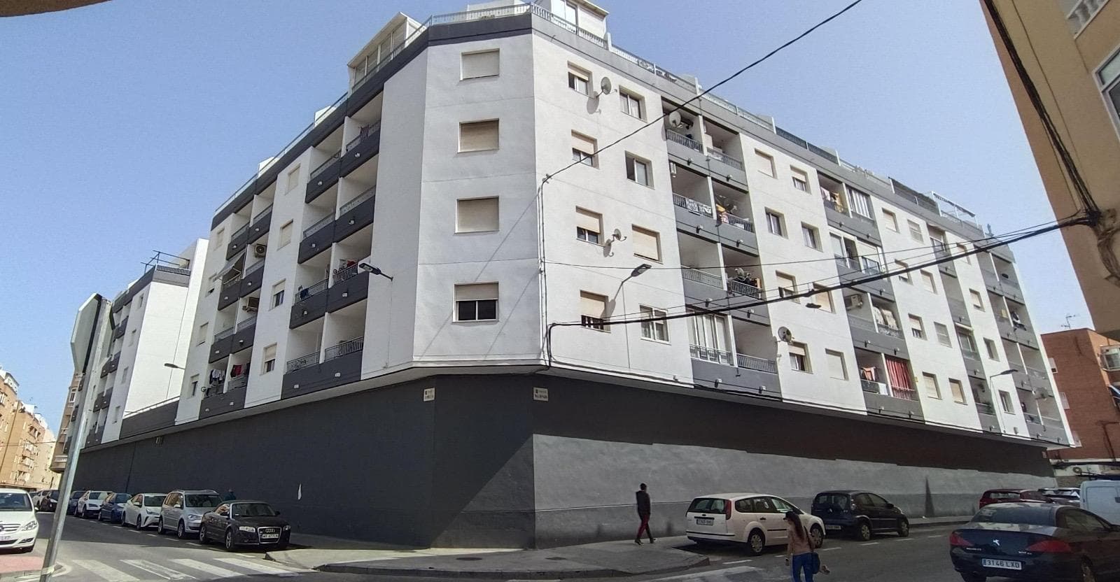 Discover this charming apartment located in the El Molino area of ​​Torrevieja. With an excellent location just 700 meters from the sea, this property is ideal for those seeking a coastal lifestyle without sacrificing urban conveniences. Enjoy its two bedrooms and full bathroom, offering comfort and privacy. The apartment is in good condition and has a west-facing orientation, allowing you to make the most of natural light throughout the day. In addition, it has access to a communal swimming pool where you can relax under the Mediterranean sun or share unforgettable moments with friends and family. Nearby amenities include easily accessible bus stops for your daily commute, as well as shopping centers to meet all your daily needs and educational institutions within the area; everything you need is right here!