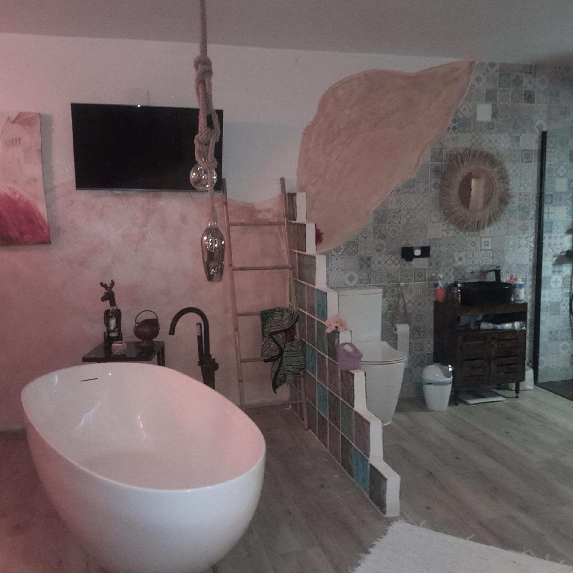 Discover this charming, renovated studio apartment located in the quiet Torretas area, within the coastal town of Torrevieja. With a constructed area of ​​55 m² and a north-facing orientation, this property is ideal for those seeking a bright and welcoming space. The apartment features a comfortable double bed and a full bathroom, equipped with a shower and bathtub. One of its main attractions is its spacious terrace offering unobstructed views, perfect for enjoying the outdoors or entertaining guests. Located just 3,000 meters from the Mediterranean Sea, you can take advantage of the beautiful beaches that characterize the coast, along with numerous recreational options in the surrounding area, such as well-equipped residential complexes with nearby amenities, including accessible public buses, shopping centers, and educational institutions. This studio also includes a tourist license, representing an excellent opportunity whether you wish to reside here permanently or invest in it to generate income through holiday rentals. Don't miss this unique opportunity to acquire this attractive, fully exterior apartment; call us today to schedule your visit.