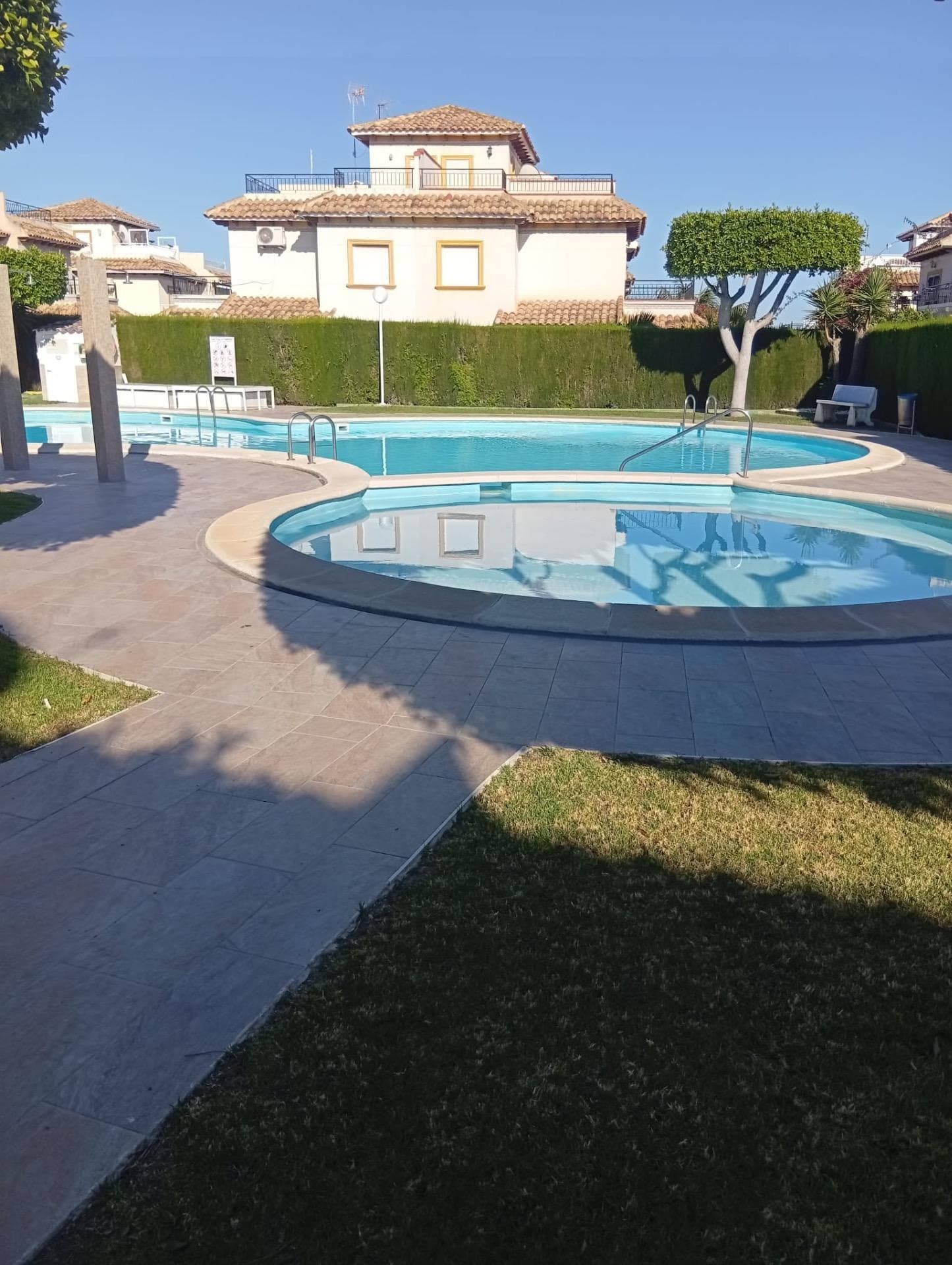 Discover this charming townhouse located in the sought-after area of ​​Rocío del Mar, Orihuela Costa. With a constructed area of ​​90 m² and a south-facing orientation, this property is in good condition and offers a bright and airy feel thanks to its exterior layout. It features two comfortable double bedrooms and two full bathrooms, ensuring comfort for the whole family. Soak up the Mediterranean sun on your private terrace or relax on the spacious, glazed solarium, where you could create an additional third bedroom if desired; there is also the possibility of adding another bathroom. The complex has a communal swimming pool, perfect for enjoying warm days with friends and family. Just 1000 meters from the sea, you'll have easy access to the nearest beaches and be surrounded by shopping centers, schools, and recreational facilities, making this location ideal for both year-round living and holidays. Contact us for more information.