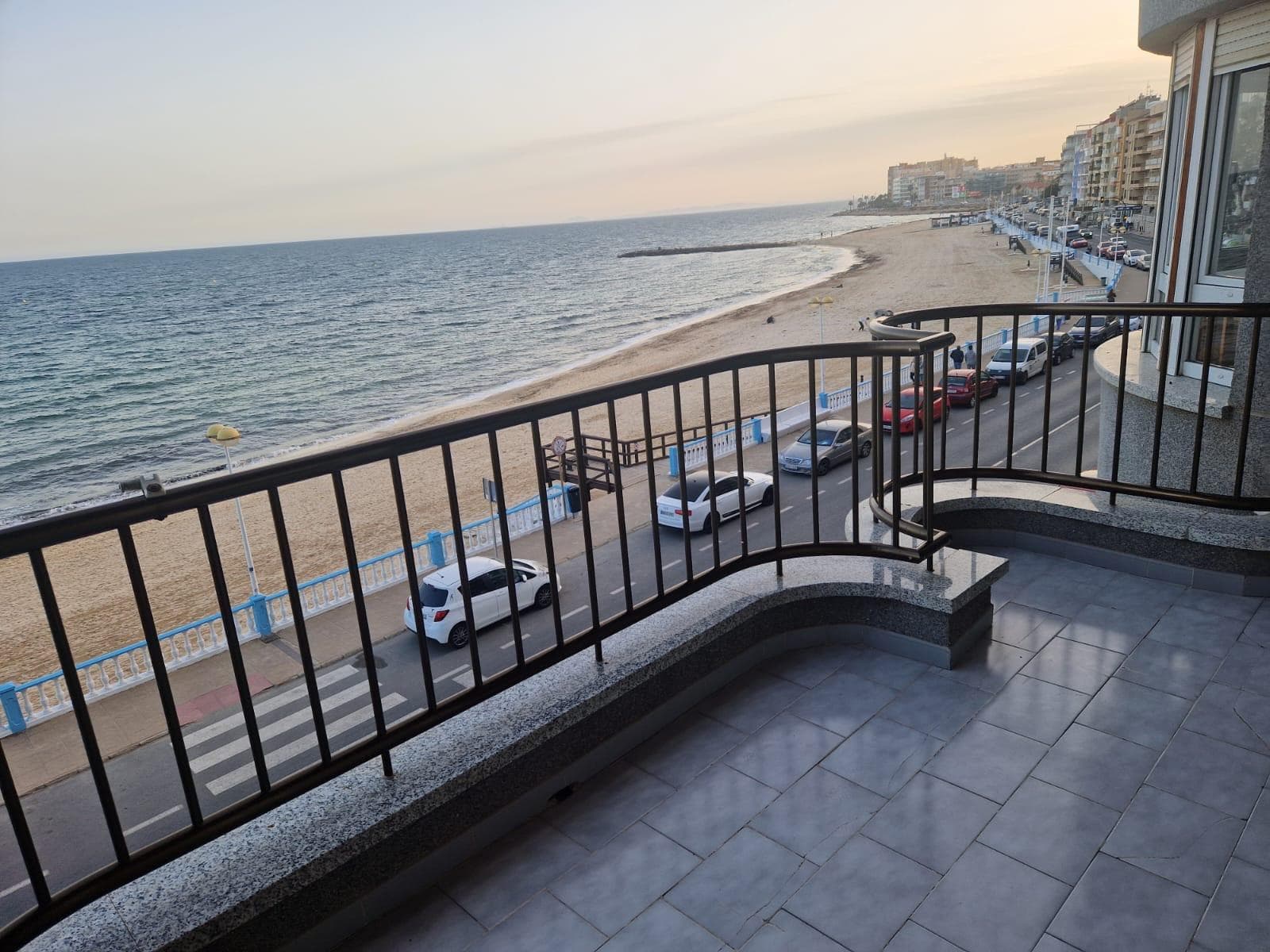 Discover this spectacular three-bedroom apartment located in the prestigious Playa de los Locos, an iconic area of ​​Torrevieja. This property boasts a constructed area of ​​120 m² and is ready to move into. Its bright, east-facing design allows you to enjoy the morning sun from its spacious outdoor terrace. Furthermore, the apartment offers two well-equipped bathrooms, ensuring comfort for the whole family. The location is ideal: just steps away are nearby buses providing easy access to public transportation, and several shops in local shopping centers; schools and educational institutions are also easily accessible in the immediate vicinity. Without a doubt, its panoramic views add exceptional value to this property; you can relax admiring the coastal landscapes while enjoying the warm Mediterranean climate. If you are looking for a high quality of life by the Mediterranean Sea without compromising your daily comfort, don't hesitate to visit this wonderful home.