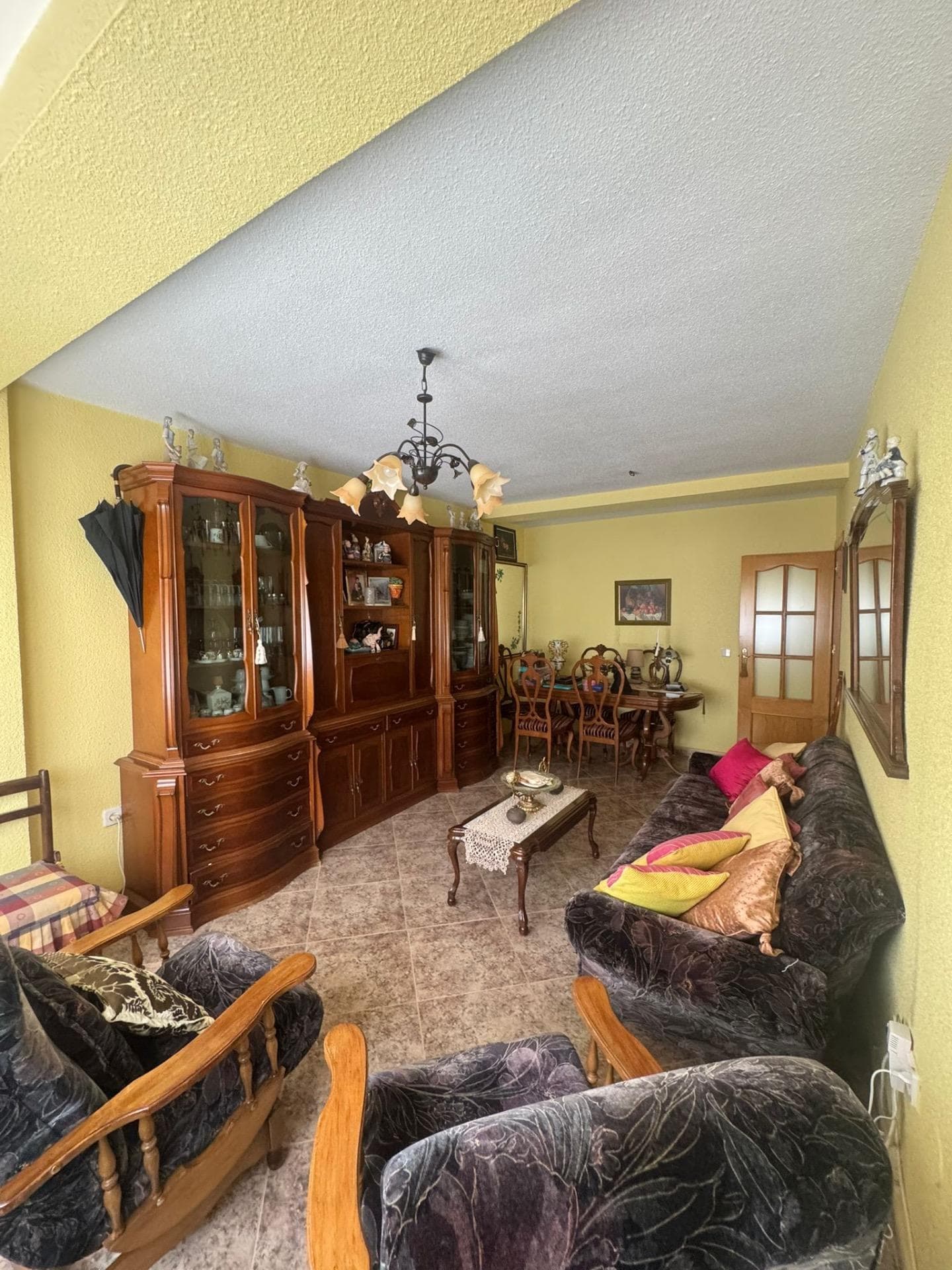 Discover this spacious and bright apartment located in the quiet Los Andenes area of ​​Orihuela. With a constructed area of ​​100 m², this property features three double bedrooms, offering ideal space for the whole family. The full bathroom is designed for your comfort and functionality. This property is in its original condition, giving the new owners the opportunity to personalize it according to their tastes and needs. The south-facing orientation guarantees abundant natural light throughout the day, creating a warm and welcoming atmosphere. It also has a terrace where you can enjoy the fresh air or relax at the end of the day while taking in the pleasant views of the surrounding area. Nearby amenities include various shopping options, such as strategically located shopping centers just a few minutes' walk away. You'll also find well-regarded schools nearby, making daily life easier if you have young children or teenagers. Public transport access is excellent thanks to nearby bus lines, facilitating connections to other important areas both within and outside of Orihuela. Contact us for more information.