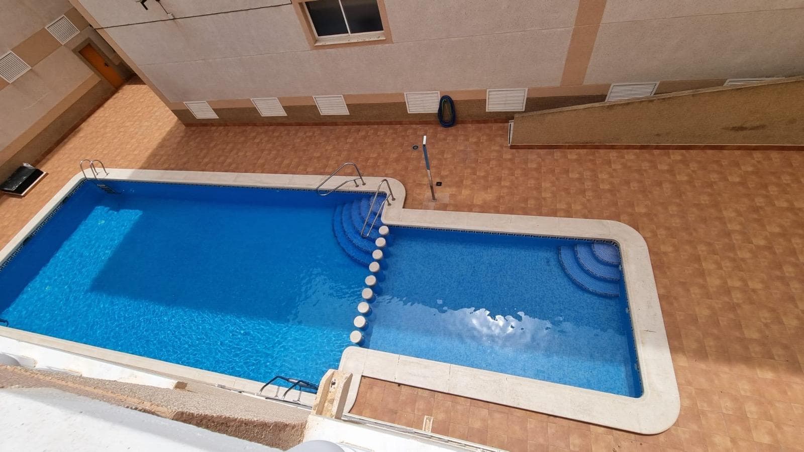 Discover this charming ground-floor apartment located in the heart of Torrevieja, just 700 meters from the sea. With a constructed area of ​​44 m², this apartment offers a welcoming and functional space, ideal for enjoying Spanish coastal living. The property features a bright and well-distributed double bedroom, as well as a full bathroom, ensuring comfort for both permanent residents and occasional guests. Furthermore, you'll have access to fantastic communal facilities, including a swimming pool where you can relax during the warm summer days. The location is unbeatable: surrounded by nearby buses that provide easy access to various tourist attractions and essential daily services. Nearby, you'll also find shopping centers full of local and international stores, along with renowned schools in the region, guaranteeing suitable educational options if you decide to settle here permanently or use it as a holiday home. This property is not only a sound investment but also offers you the unique opportunity to experience all that Torrevieja has to offer from the comfort of your own home.