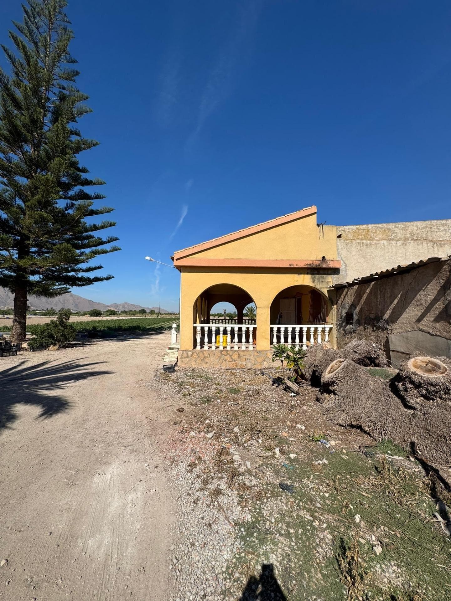 Discover this rustic house located in the beautiful Granja de Rocamora, a privileged natural setting offering tranquility and privacy. The property sits on a spacious 40,000 m² plot, providing endless possibilities for land use, from gardens and orchards to agricultural projects. With a 100 m² built area in need of renovation, facing south, it features two cozy double bedrooms and a full bathroom, ensuring comfort for its residents. It also boasts a pleasant terrace, ideal for enjoying the Mediterranean climate while taking in panoramic views of the surrounding landscape. This property is not only perfect as a permanent residence but also as a potential investment due to its logistical advantages and available space in a peaceful rural area that is nonetheless accessible to essential services.