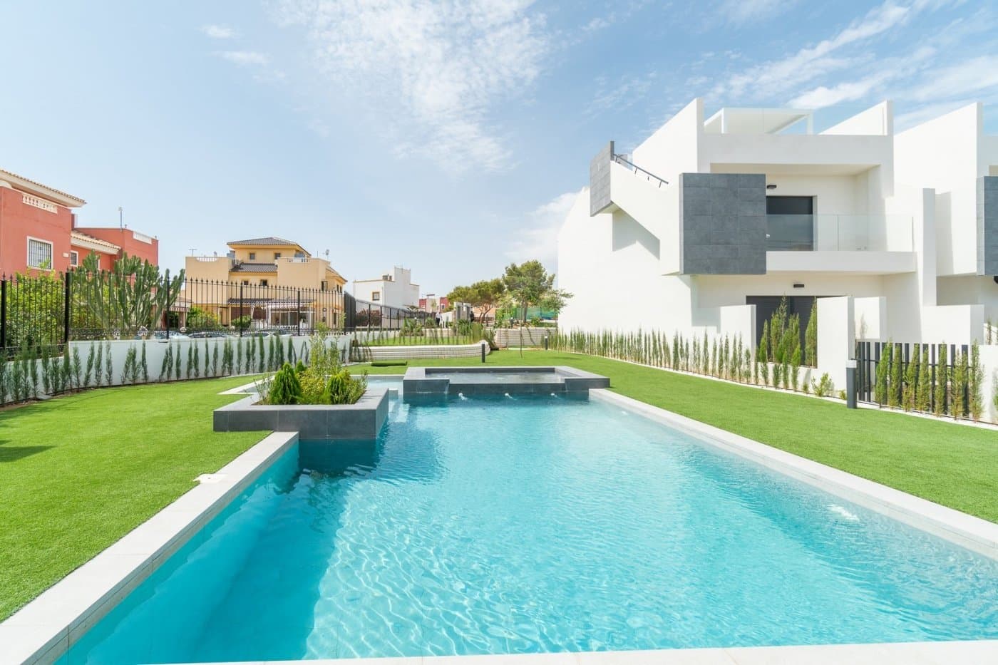 New residential complex at Los Balcones(Torrevieja) This is an exclusive residential complex comprising of 30 apartments located in Los Balcones de Torrevieja, one of the best areas of touristic interest on the Costa Blanca.  Where you can enjoy fabulous views thanks to its location as this residential is surrounded by the unbeatable and privileged natural setting of the Laguna Rosa de Torrevieja as well as its proximity to the renowned beaches of Torrevieja and Orihuela Costa. At this residential you will find homes with a modern style and top-quality finishings, homes with 2 to 3 bedrooms, as well as private outside areas with a terrace, solarium and/or garden, where you can enjoy the magnificent views. The complex also has large communal areas equipped with a large communal swimming pool, green zones and parking.