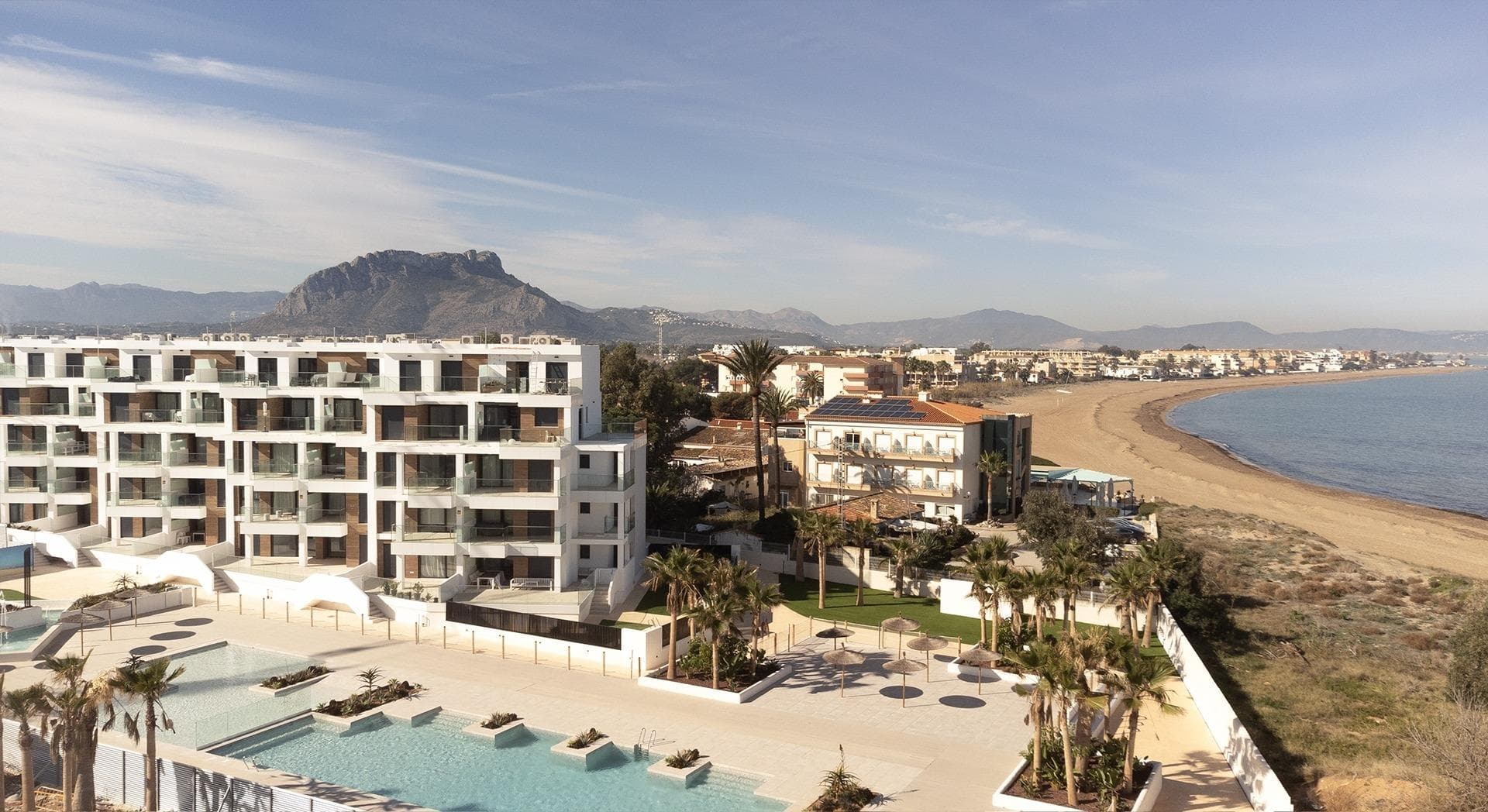 MEDITERRANEAN HOUSING A FEW METERS FROM THE SEA Exclusive complex of Mediterranean construction a few meters from the sea. On the beachfront, in front of L´Estanyo beach (7 km from the town center). Apartments and penthouses with two and three bedrooms, all with sea views. Magnificent common areas with a large garden area and two swimming pools, one for children. In an unbeatable location, in the area known as L´Estanyo that gives its name to its beach, with calm waters, an extensive area of ​​golden sand surrounded by all facilities and services, as well as leisure and restaurant venues.
