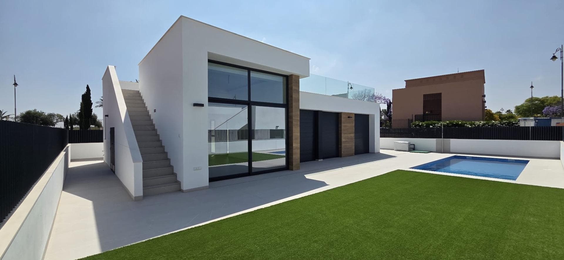 NEW BUILD VILLAS IN CONDADO DE ALHAMA GOLF COURSENew build residential complex of villas in Condado de Alhama Golf Resort.Villas with 3 bedrooms, 2 bathrooms, open plan kitchen with living room, fitted wardrobes, terrace, private solarium and parking space in the garden.All villas include private swimming pool of 21 m2.INCLUDED in the price:- ALLOCATED PARKING SPACE in the private garden. - SOLARIUM with outside staircase.- BATHROOMS: the shower screens, vanities, mirrors and the LED lighting embedded in the false ceiling.- KITCHEN: the extractor fan, the LED lighting embedded in the ceiling.- AIR CONDITIONING pre-installed. - BUILT-IN CABINETS are lined.- ELECTRIC BLINDS.- AEROTHERMIA system.- WATER SOFTENER installation. - CHARGING POINT for ELECTRIC &amp; HYBRID VEHICLE installation.- PRIVATE SWIMMING POOL.Located into the private enclosed golf resort of Condado de Alhama, between Alhama de Murcia and Mazarrón.Condado de Alhama Golf Resort is a fantastic Golf Resort with many facilities and services . A shopping centre, a sports centre, a variety of bars and restaurants, supermarkets and over 25 communal swimming pools and gardens.Condado de Alhama Golf Resort has its own Jack Nicklaus designed golf course and is only 15 minutes from the beautiful beaches of Bolnuevo and Mazarron.Mazarron has over 35 km of coastline, much of which is unspoilt coastline. Numerous beaches in the Bay of Mazarron have been awarded the Blue Flag for their quality.Condado de Alhama Golf Resort is only 20 minutes from the new Corvera International Airport.